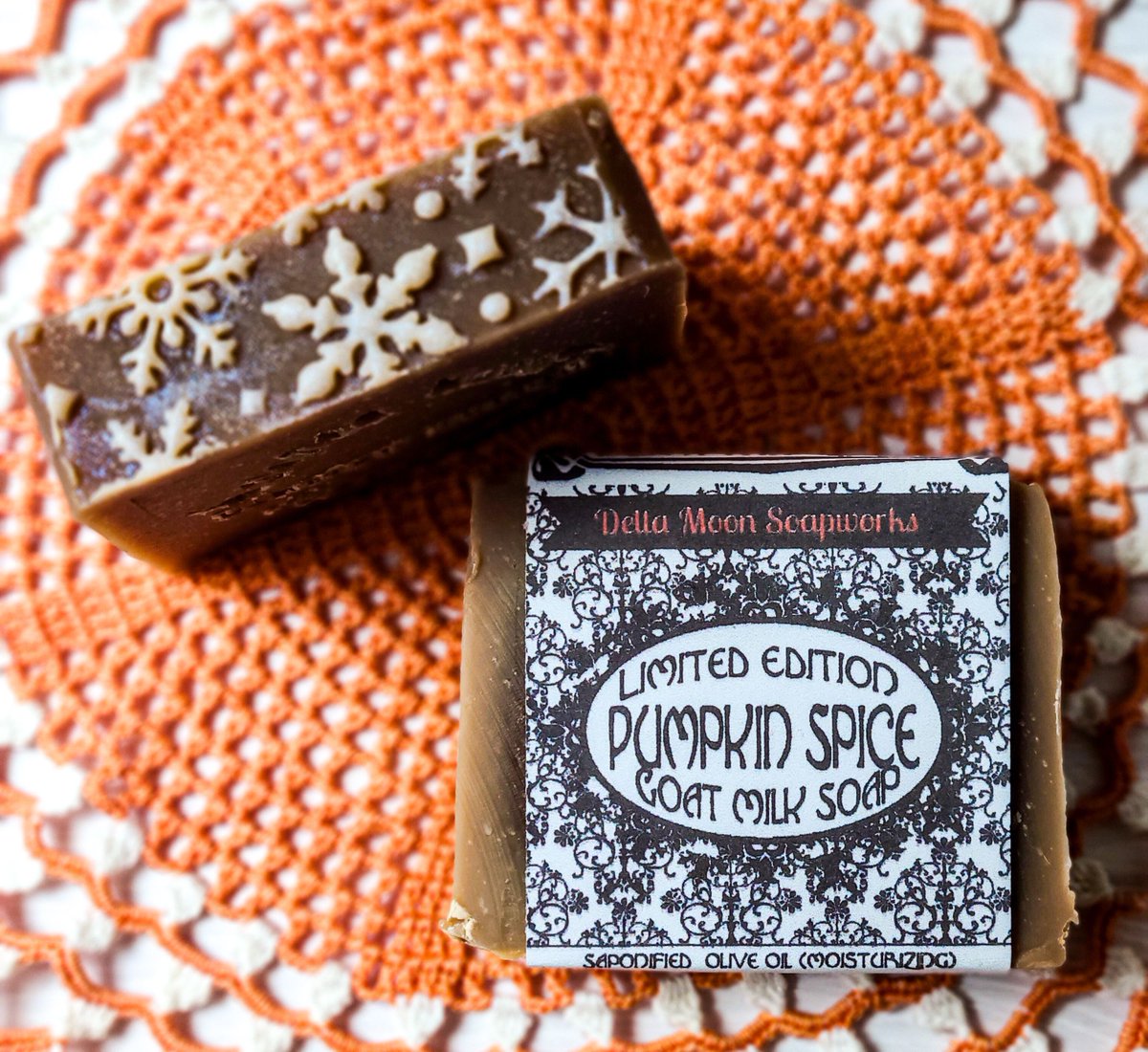 deltamoonsoap's tweet photo. It's finally here. Made with nourishing shea butter.
https://t.co/0dbGwIwooi #VitaminRich #sensitiveSkon #AlphaHydroxyAcids #superMild #helpsWithEczema #organic https://t.co/iQ3dA0Tt2D