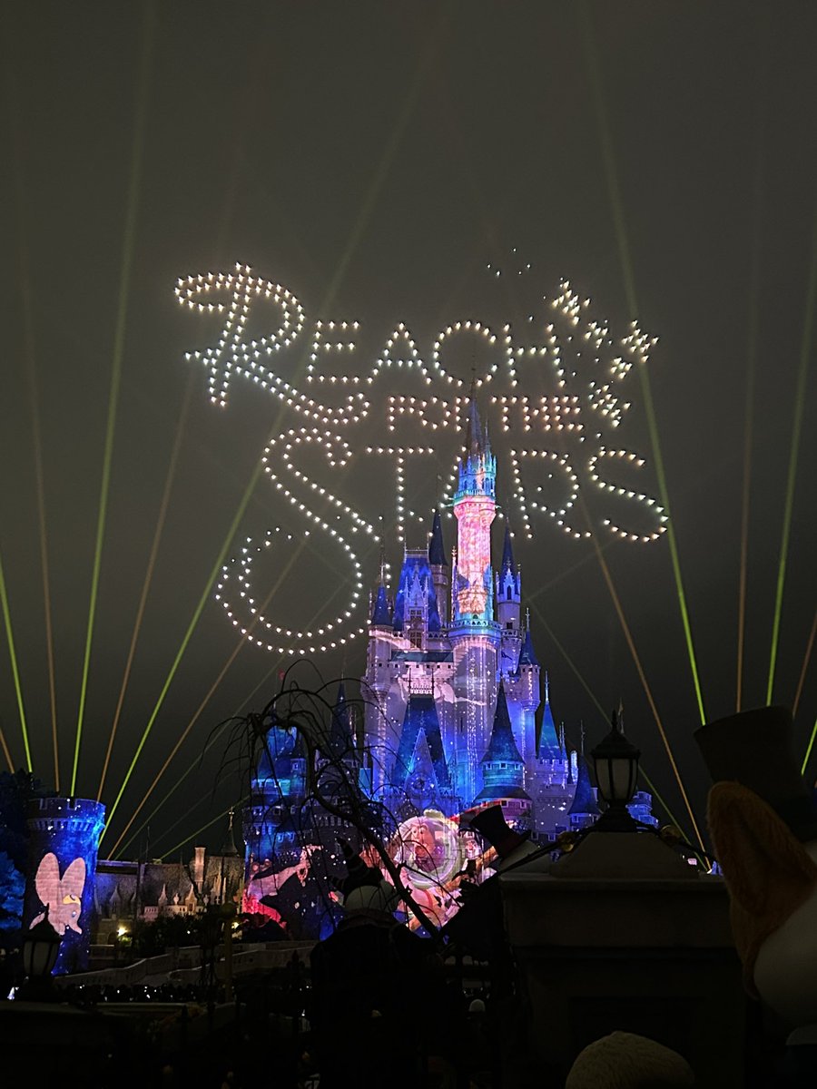 sakadisney46's tweet photo. やばい雨降ってたから見れないかもと思ったけどやんできたから見れたー‼️

感動して涙出てきた

地獄の時間外労働祭り頑張って乗り切って良かった
 #TDR_now https://t.co/4cGln4HWmc