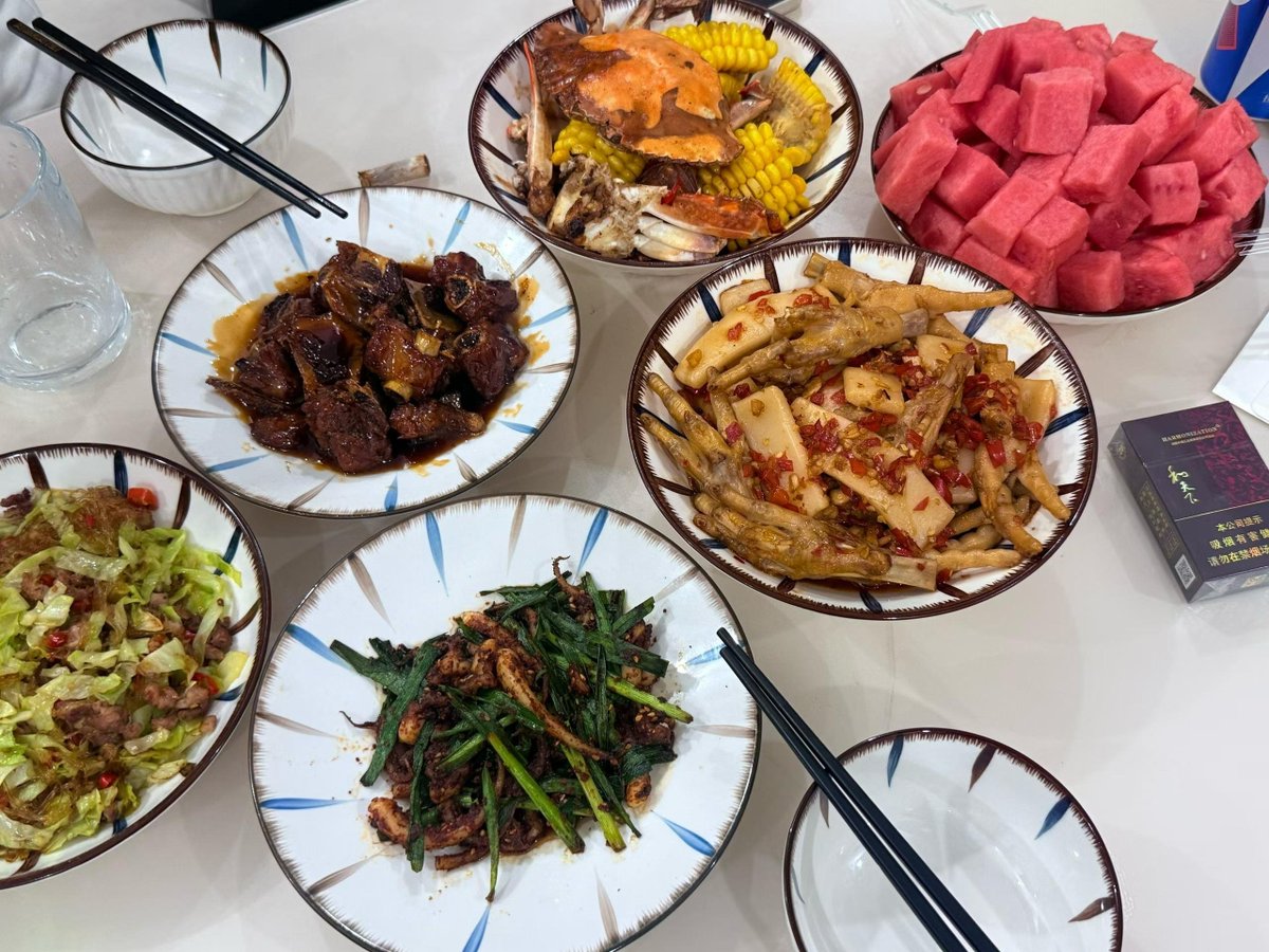 0615cloud's tweet photo. 我问她幸福与否 ，她说倒酒倒酒。 https://t.co/lQl5QCc2AX