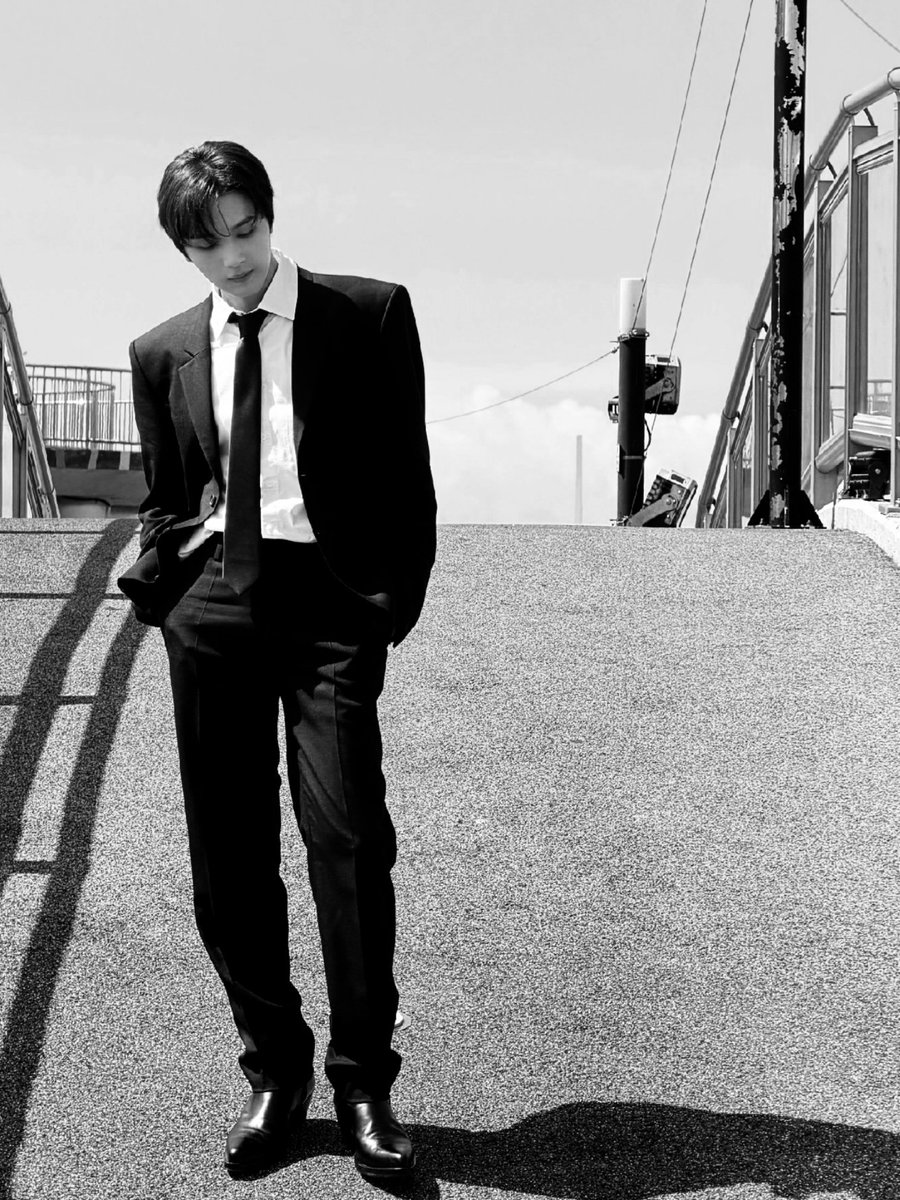 dyonghyuck's tweet photo. Noir, https://t.co/RuawaXxp0C