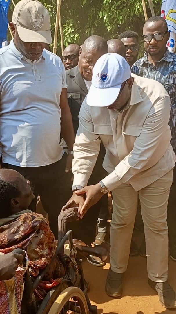 LukondeSama's tweet photo. C’est avec satisfaction que je suis venu constater l’avancement des travaux de la route Kasomeno–Kasenga–Chalwe et du pont sur la Luapula.

Bien plus qu’une infrastructure, ce projet est un trait d’union entre la RDC et la Zambie, qui réduit la distance vers Dar es-Salaam et ouvre de nouvelles perspectives d’échanges et d’essor économique pour Kasenga et toute notre région.

Sa dimension sociale est tout aussi importante, avec la construction de nouveaux logements pour les populations impactées et le renforcement des capacités dans le secteur agricole.

Notre souhait est de voir les travaux s’achever et de pouvoir accueillir ici les Présidents Félix-Antoine Tshisekedi et Hakainde Hichilema, cette fois-ci pour inaugurer le pont Chalwe–Mwenda, dont ils ont personnellement assuré le lancement en 2023, et ainsi sceller cette collaboration.

#Kasenga #HautKatanga #RDC #Zambie #IntégrationRégionale #Développement