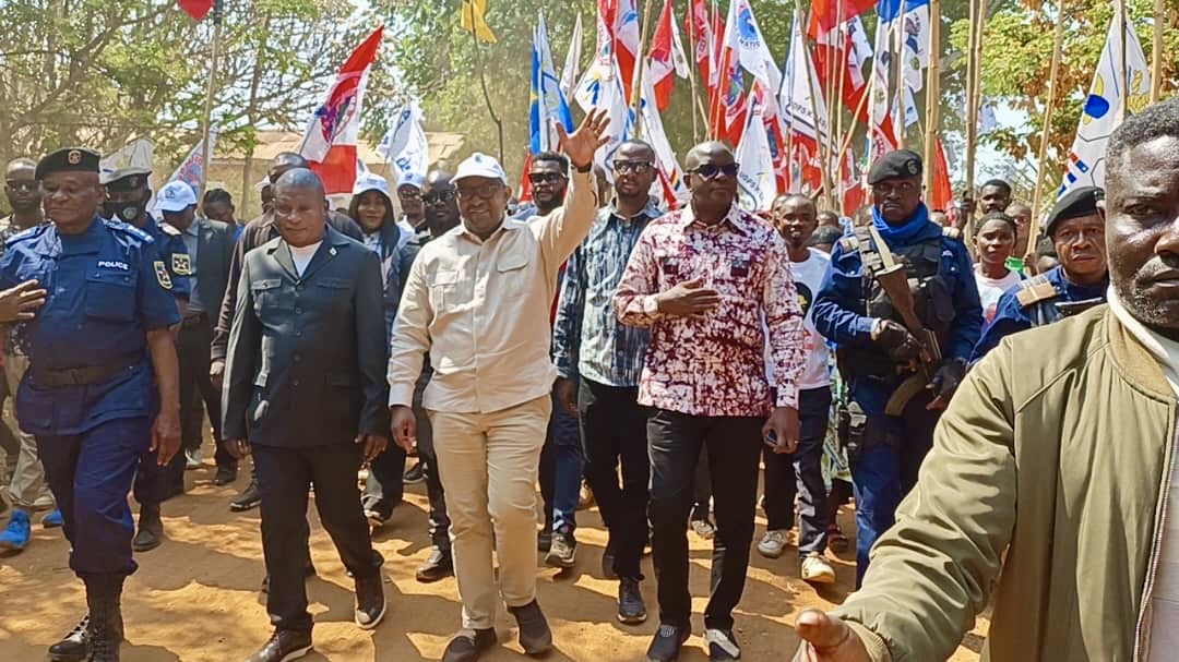 LukondeSama's tweet photo. C’est avec satisfaction que je suis venu constater l’avancement des travaux de la route Kasomeno–Kasenga–Chalwe et du pont sur la Luapula.

Bien plus qu’une infrastructure, ce projet est un trait d’union entre la RDC et la Zambie, qui réduit la distance vers Dar es-Salaam et ouvre de nouvelles perspectives d’échanges et d’essor économique pour Kasenga et toute notre région.

Sa dimension sociale est tout aussi importante, avec la construction de nouveaux logements pour les populations impactées et le renforcement des capacités dans le secteur agricole.

Notre souhait est de voir les travaux s’achever et de pouvoir accueillir ici les Présidents Félix-Antoine Tshisekedi et Hakainde Hichilema, cette fois-ci pour inaugurer le pont Chalwe–Mwenda, dont ils ont personnellement assuré le lancement en 2023, et ainsi sceller cette collaboration.

#Kasenga #HautKatanga #RDC #Zambie #IntégrationRégionale #Développement