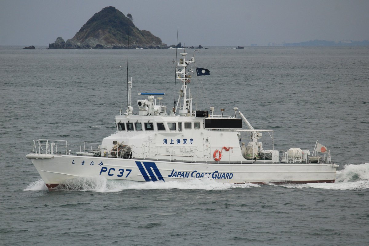 YTSno2Dock's tweet photo. 巡視艇しまなみ
伊勢湾フェリーから撮影。
鉛色の空も、彼女との相性はなかなか良い。
庁旗と形象物の色の組み合わせがおしゃれである。
答志島沖にて。(2026/8/28)
#海上保安庁 #第四管区 #鳥羽海上保安部 #巡視艇しまなみ https://t.co/uuyBC5ARY5