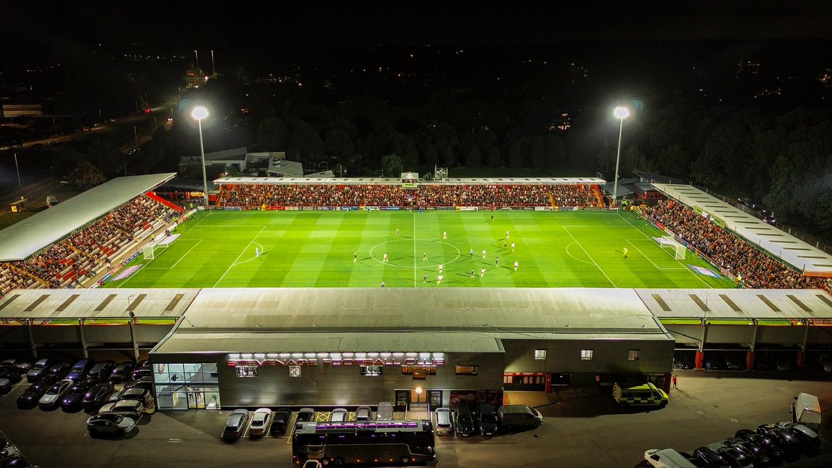 ReeceS267's tweet photo. Was praying the rain would hold off at half-time, and it sure did. 🤌

Buzzing with these shots. A superb evening all round! 📸🚁

#StevenageFC https://t.co/AJeUIvuOhv