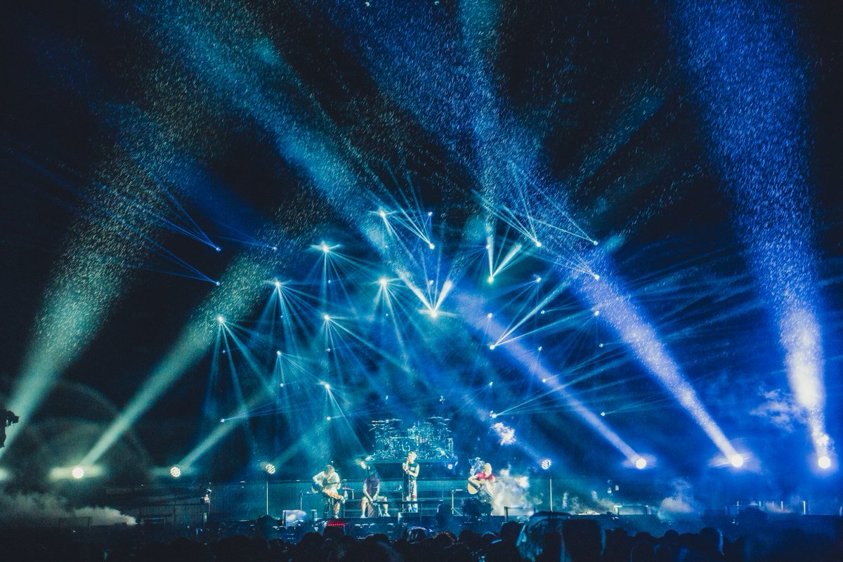 encountofficial's tweet photo. 【 🏟️ ENCOUNT ライブレポート 🎤 】

ONE OK ROCK、どしゃ降りのZOZOマリンで完全燃焼
異例のアリーナオールスタンディング開催
3万5000人が熱狂したツアー千秋楽

📝「約1年半にもおよぶツアーの最終公演は、ONE OK ROCKのスケールの大きさを示す歴史的な一夜となった」

▼ライブ詳細＆写真18枚
https://t.co/ZLzs5PT4QM

#ONEOKROCK #DETOXFINAL26