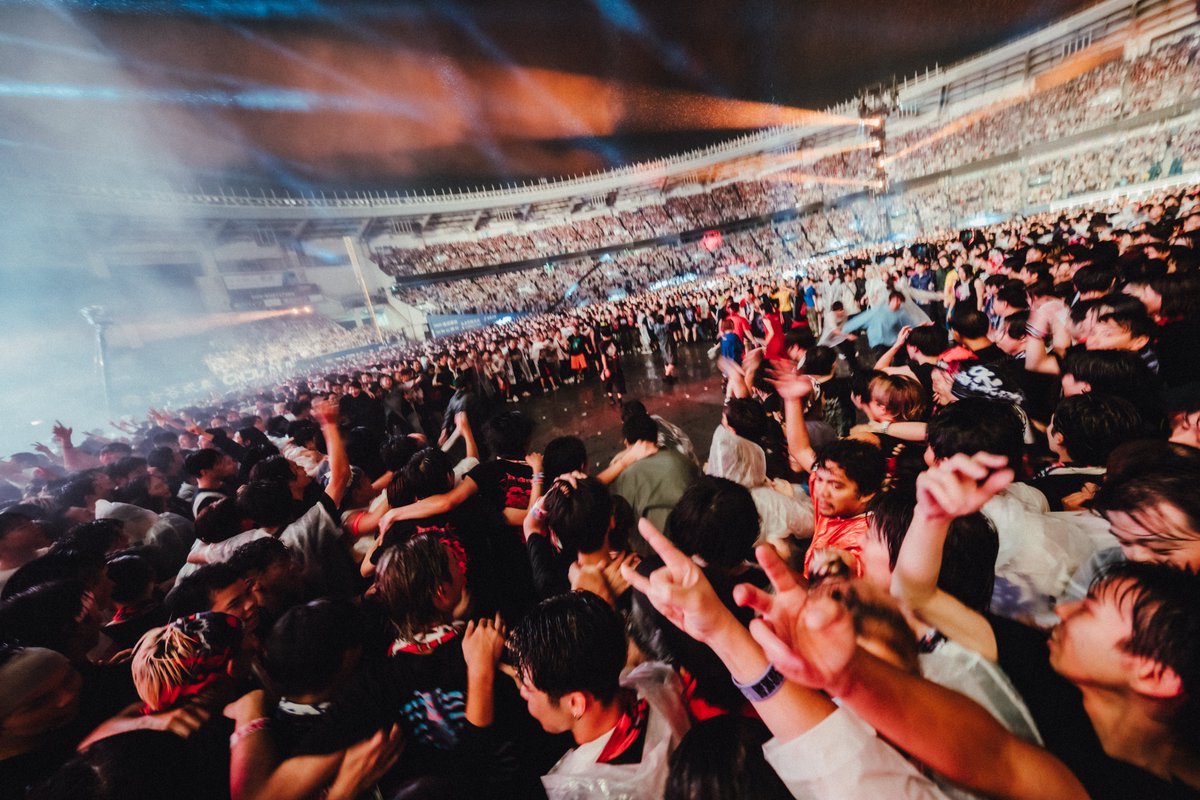 encountofficial's tweet photo. 【 🏟️ ENCOUNT ライブレポート 🎤 】

ONE OK ROCK、どしゃ降りのZOZOマリンで完全燃焼
異例のアリーナオールスタンディング開催
3万5000人が熱狂したツアー千秋楽

📝「約1年半にもおよぶツアーの最終公演は、ONE OK ROCKのスケールの大きさを示す歴史的な一夜となった」

▼ライブ詳細＆写真18枚
https://t.co/ZLzs5PT4QM

#ONEOKROCK #DETOXFINAL26