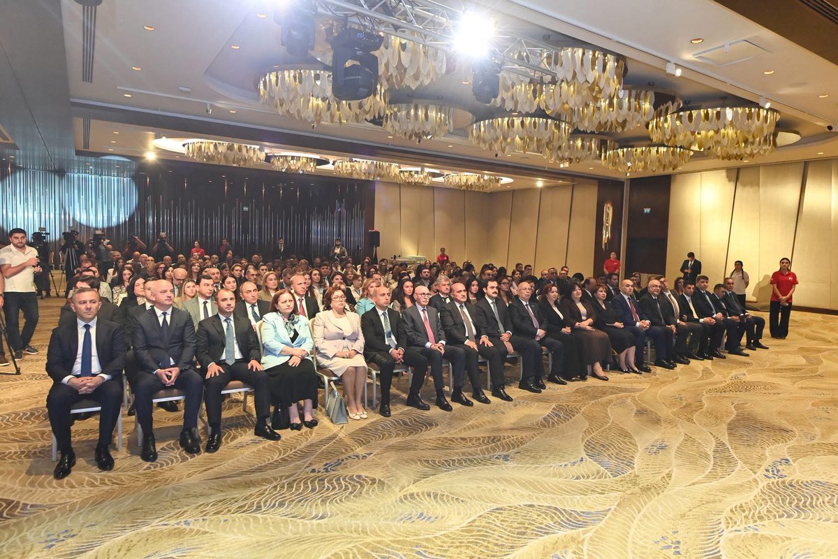 tehsilgovaz's tweet photo. Sentyabrın 11-də 2026-2027-ci il tədris ili üzrə təhsil işçilərinin sentyabr konfransı keçirilib.

Ətraflı: https://t.co/mdLk3glAeA

#ElmVəTəhsilNazirliyi #EduGovAz #YeniTədrisİli https://t.co/7TErm6d3fJ