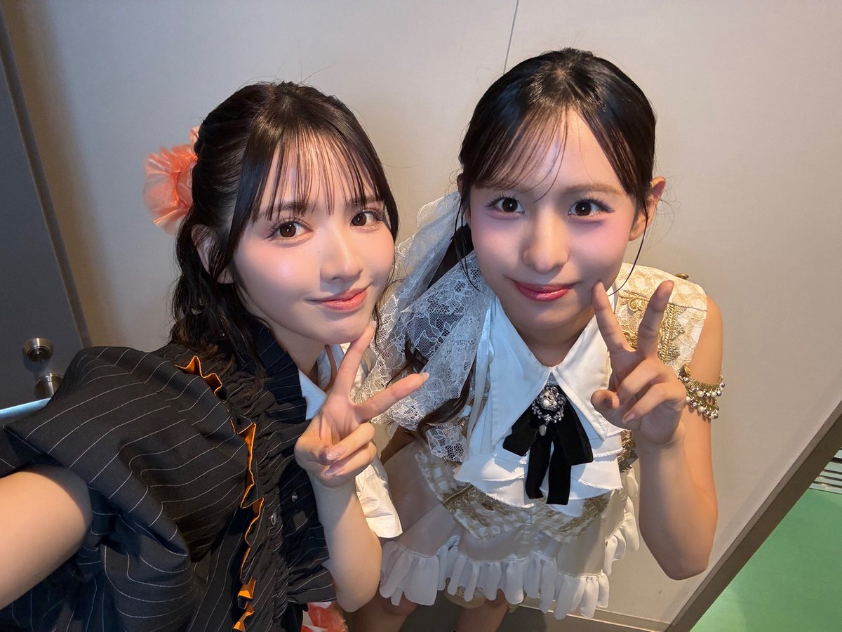 suzuka_fz1124's tweet photo. そしてJuice=Juiceの咲良ちゃんとは、一緒にちょめでたを歌いました♡
出会った頃から、天てれから憧れですって伝えてくれて優しい🥹
一緒にステージで歌って踊れて嬉しかったです🎀
早くご飯行こうね〜🍚♡♡ https://t.co/RmzFWWpLLH