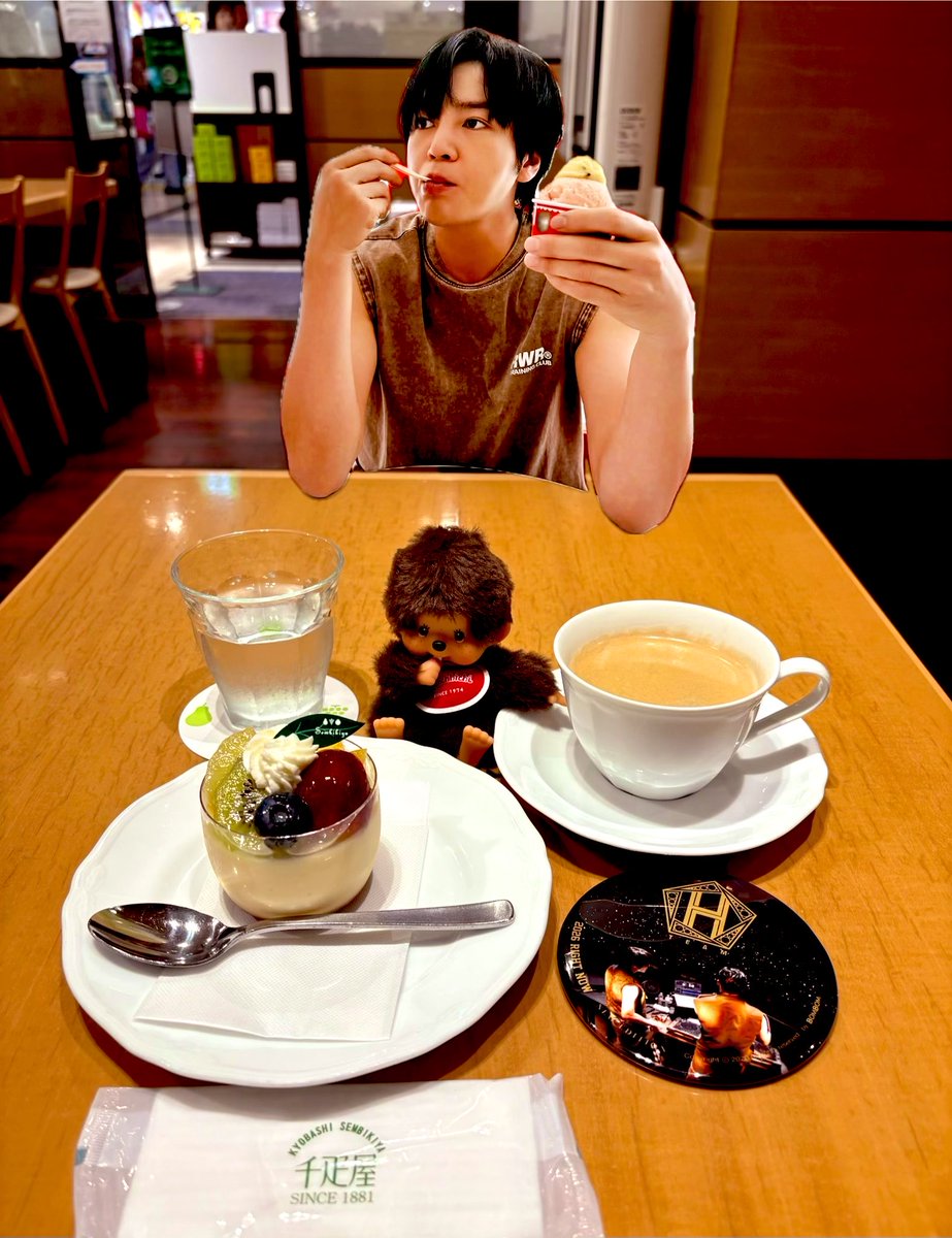 Iam_dama_'s tweet photo. 139回目の献血後のお楽しみランチ🍴
東京八重洲献血ルームを出て、東京ミッドタウン八重洲で何を食べようかな〜とお店を探していたら……
「名古屋コーチン親子丼」の文字が目に飛び込んできた👀✨
先週の #TEAMH 名古屋ライブの余韻をまだまだ引きずっている私🤣💕
これはもう食べるしかないでしょ〜🤭
ということで、鳥開総本家さんへ🐓
せっかくなので
✨特選 名古屋コーチン親子丼✨
をいただきました🥚
名古屋コーチンは身が締まっていて、しっかりした歯ごたえ✨
とろ〜り卵との組み合わせも美味しかった〜😋💕
そして食後のデザートを求めて歩いていたら、今度は千疋屋さんに吸い込まれました🤣
フルーツプリン🍮とホットコーヒー☕️
小さくて可愛いプリンにフルーツがちょこん💕
食後にはちょうどいいサイズでした🤭
そして両国に戻ると、明後日開幕する大相撲九月場所ののぼりがずらり✨
残念ながらチケットは取れなかったけど🥲
街がお相撲モードになって、いよいよ始まるんだなぁ〜とワクワク💕
献血も無事に終わって、美味しいものも食べて、今日も楽しい一日になりました🍀