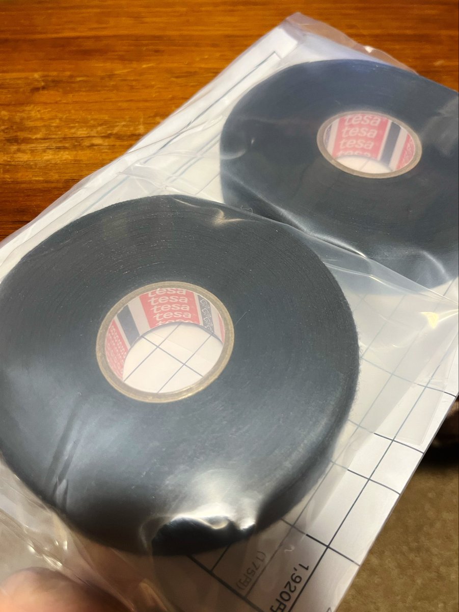 akaboro_32m's tweet photo. 配線巻くのにイイらしい、ということで買ってみたテサテープ。プロは結構これ使うらしい…
ビニテくらいの巻きの量やと思って2個買ったら1個がめっちゃデカかったテサテープ。
125年前にドイツで創業したメーカーのブランドらしいテサテープ。#tesa https://t.co/75vBYRaqC5