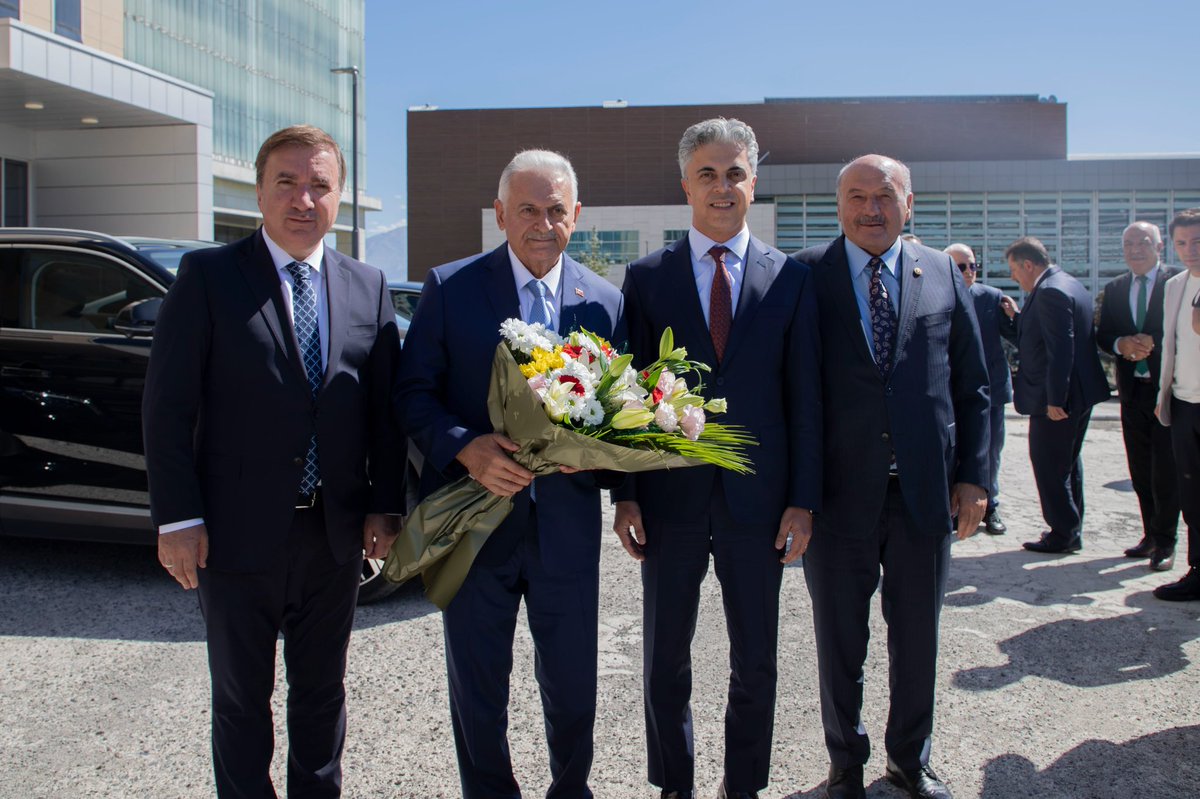 BY's tweet photo. Erzincan Binali Yıldırım Üniversitesi Rektörü Prof. Dr. Ufuk Kuyrukluyıldız’a hayırlı olsun ziyaretinde bulunduk.

Yeni görevinde kendisine başarılar diliyor, üniversitemiz ve #CanErzincan’ımız adına hayırlı hizmetlere vesile olmasını temenni ediyorum. https://t.co/GEl1iKsYcL