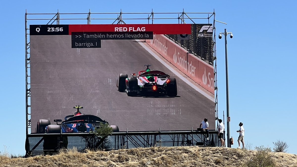 ilanero's tweet photo. Como jode cuando pasan por delante de la tele… a ver @madring_oficial ponerle unas sillitas a esos chavalines ho! #f1 #madring https://t.co/Kf8Ek4qD6d