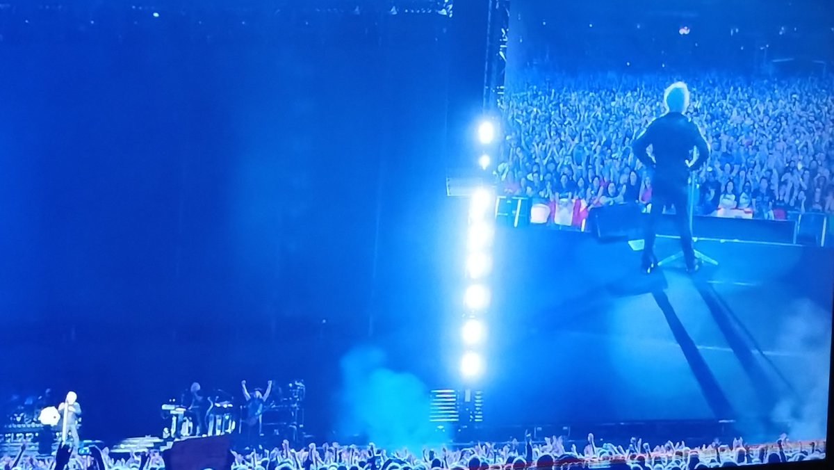 jon1986forever's tweet photo. いよいよBONJOVIの来日が現実味を帯びてきたと勝手に思っているので　WembleyのYouTube観ながら来年の事を考えている😆
40年以上ファンをしてきて私も歳を取っちゃったので　次は絶対に行っておきたい❗️東京Onlyに備えて遠征も視野に入れて何とか仕事も休みたい！@BONJOVI 早く日程決まるといいな☺️ https://t.co/9M4iXGuNTm