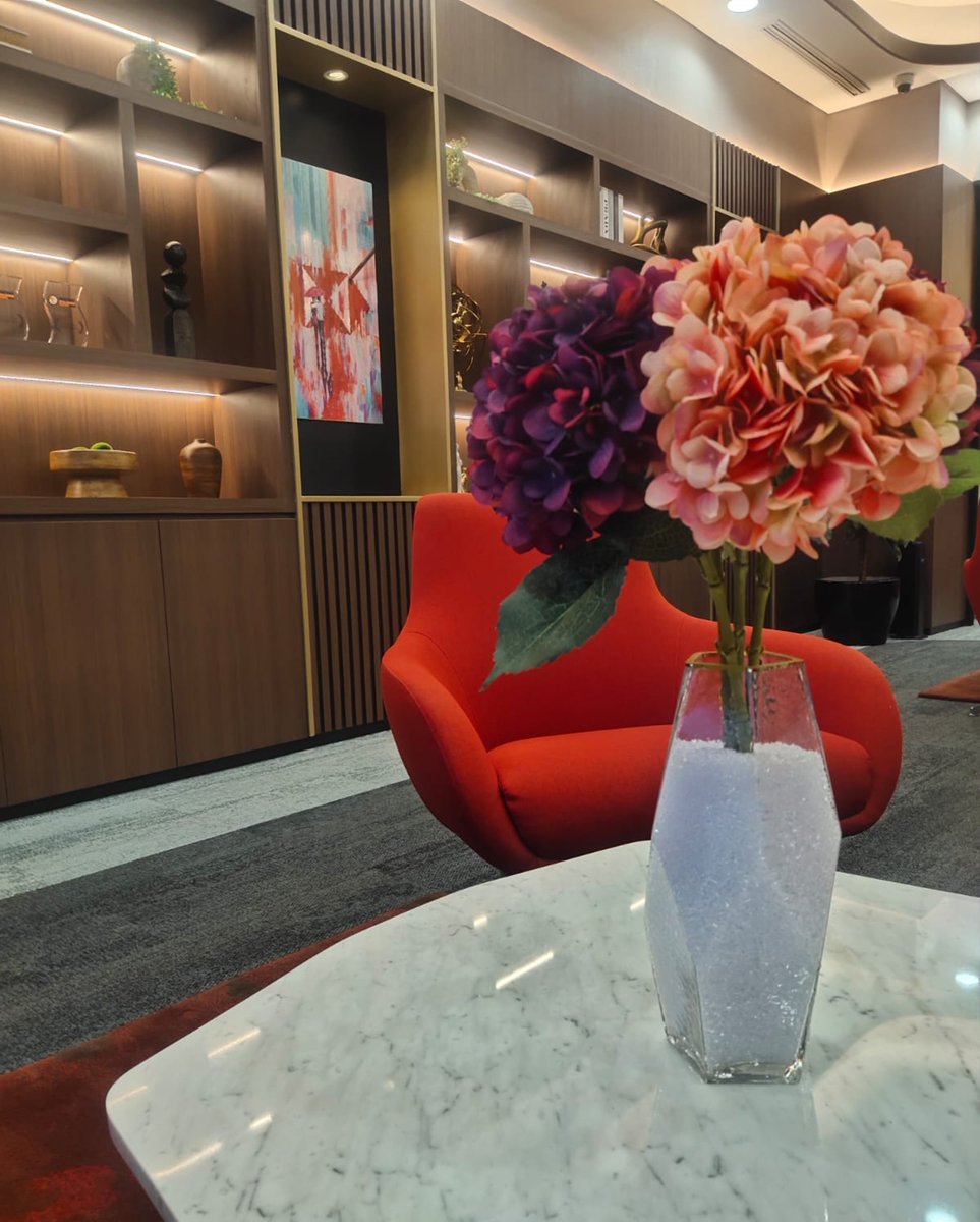 Gpy25480399's tweet photo. Vacant seat &amp; flowers https://t.co/BLFabi3WKZ