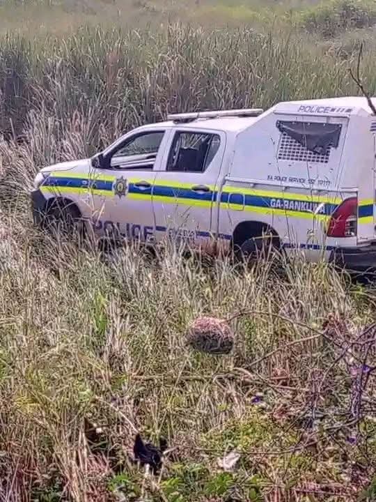 ReezaySA's tweet photo. ‼️ BREAKING NEWS ‼️ 🛻
A policeman took an axe and a panga. He called his wife and his 3 children, aged between 12 & 18, into a bakkie. 💔

He drove almost 30km away from home, deep into thick bushes. 😭

He parked the car where no one could see it. 🥺 He took out the axe and the panga... he called his wife and kids, and they walked about 5 minutes away from where the bakkie was parked.

Because he is a strong man, he took the axe and gave the panga to his wife and kids...

...and they started cutting down trees. Their aim was to fill up the bakkie with firewood because they don't want to waste electricity. 😊

Good Afternoon ♥️ Let's make reading fashionable again.