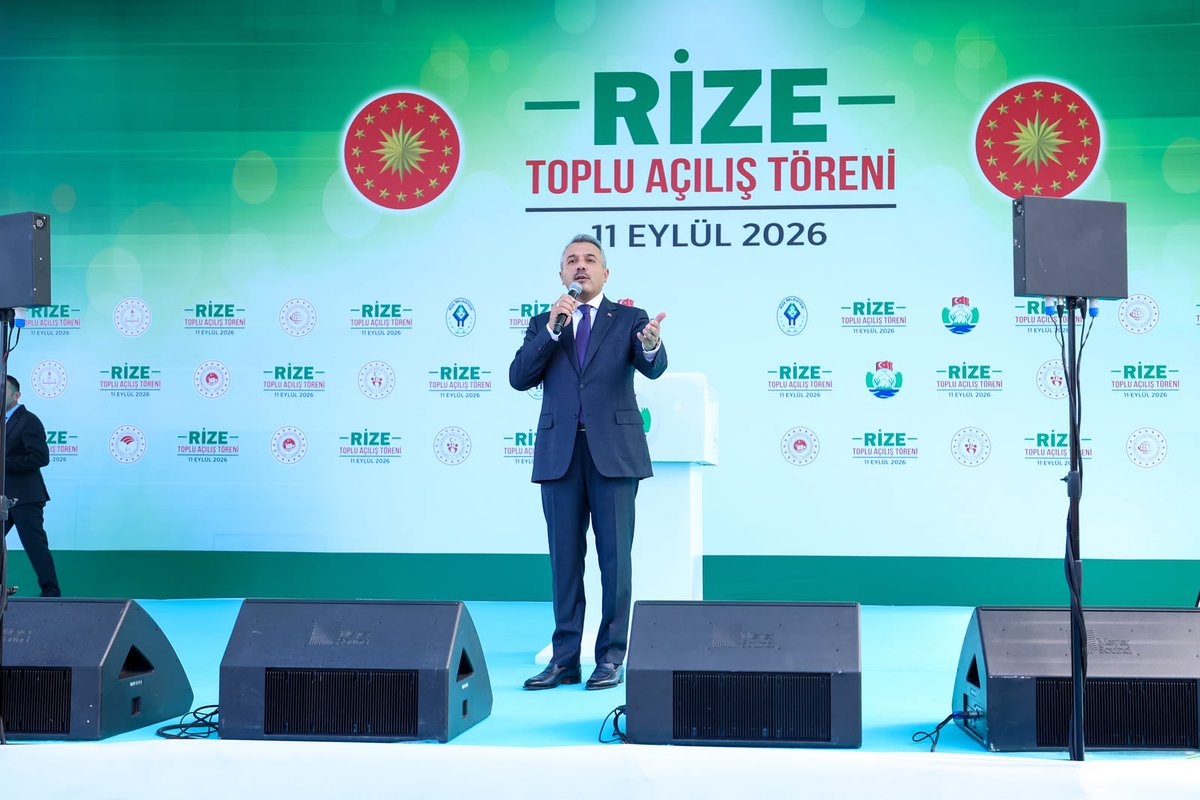 RizeVali's tweet photo. 📌Cumhurbaşkanımız Sayın Recep Tayyip Erdoğan Rize'de Toplu Açılış Töreni'ne katıldı.

Rize Valiliği Tören alanında düzenlenen törende konuşan Cumhurbaşkanımız Sayın Recep Tayyip Erdoğan "Kalbi bu ülke için, bu aziz millet için çarpan yorulmaz. Onun için durmuyoruz, duraksamıyoruz, rehavete kapılmıyoruz. Onun için şehir şehir, ilçe ilçe geziyor, ülkemizin eksiğini, gediğini gidermek için 'gece gündüz' demeden çalışıyoruz." dedi.

Haber Detay  👉🔗https://t.co/sPoSoXTjuZ

@RTErdogan
@ihsanselimb