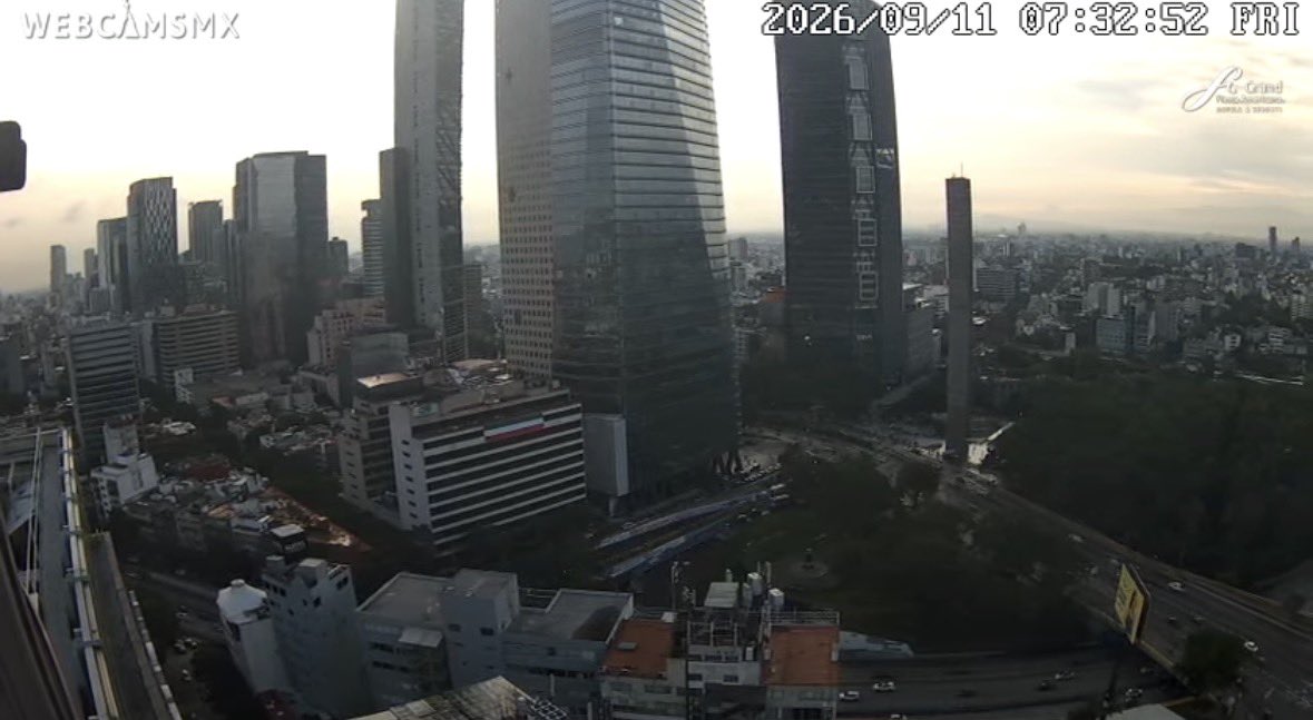 ar2_mx's tweet photo. :#Ar2Días🦎🌞:
VIERNES 11 de septiembre. 

INICIAMOS TRANSMISIONES desde la #CDMX siendo las 7:32 am con 15°C. Así amanece en #PaseoDeLaReforma, una imagen de @webcamsdemexico 

PD: ¿Qué tal las lluvias de anoche? https://t.co/BzRkGkfpid