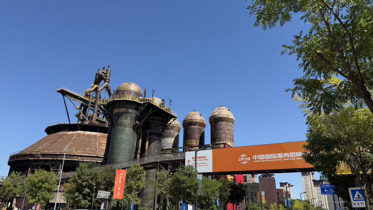 CocoStudio4's tweet photo. Me voilà au parc Shougang ! 😍👇 Aujourd'hui, c'est le grand jour : la Foire internationale du commerce et des services de #Chine (CIFTIS) ouvre ses portes. Quelles innovations et quels services surprenants vais-je découvrir ? Suivez-moi pour ne rien manquer !😎 #CIFTIS https://t.co/QQ3tQ04GTm
