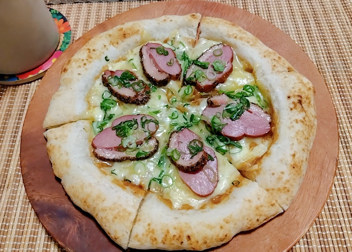 megugohan_jp's tweet photo. 津山市のふるさと納税の返礼品の
ホルモンうどんソースピッツァです🍕
ソースとか具材も美味しいけど
生地がめちゃくちゃ美味しい！！

これで今年も稲葉さんと同郷になりました（´.-`）

 #ふるさと納税
 #津山市 https://t.co/w6pzg0Brts