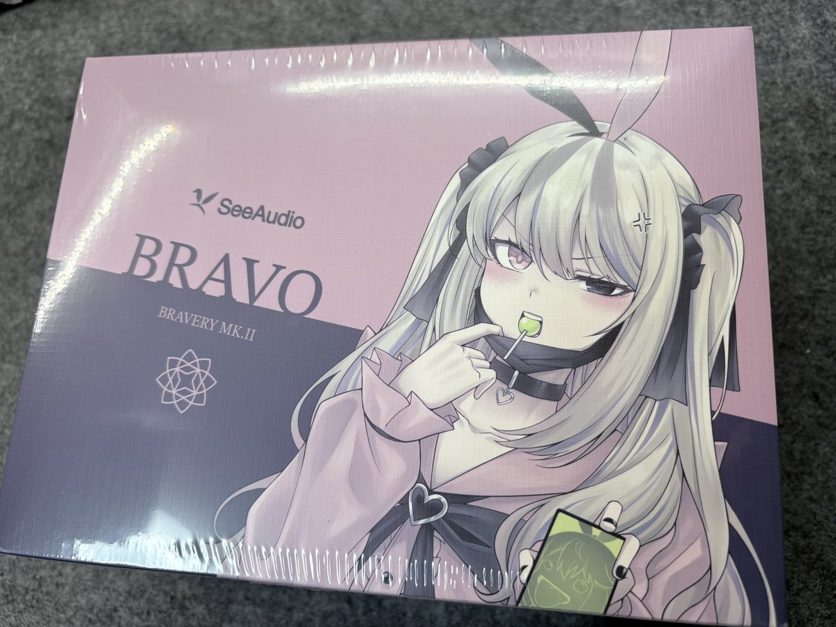 axanje's tweet photo. SeeAudio BRAVO。
期待通り、フェイスプレートはすごく綺麗で今までのモデルの中でも一番好きかも。
クリアの筐体も少しダークな紫色。
HAKUGEI製のケーブルだったと思いますが、癖がつきにくそうな太さ・編み方の印象なのでこのままでいいよね。 https://t.co/oUuR97145B