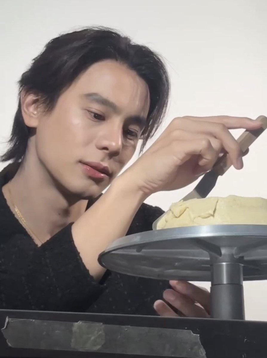 Zinq06's tweet photo. “ชอบกินเค้กอะไรจะทำให้”

“ผมกินได้หมด ขอแค่สวยก็พอ”

“ไม่รู้พี่จะทำสวยไหมอะดิ”

“สวยอยู่แล้วครับ” https://t.co/ALY8QA5e9Q