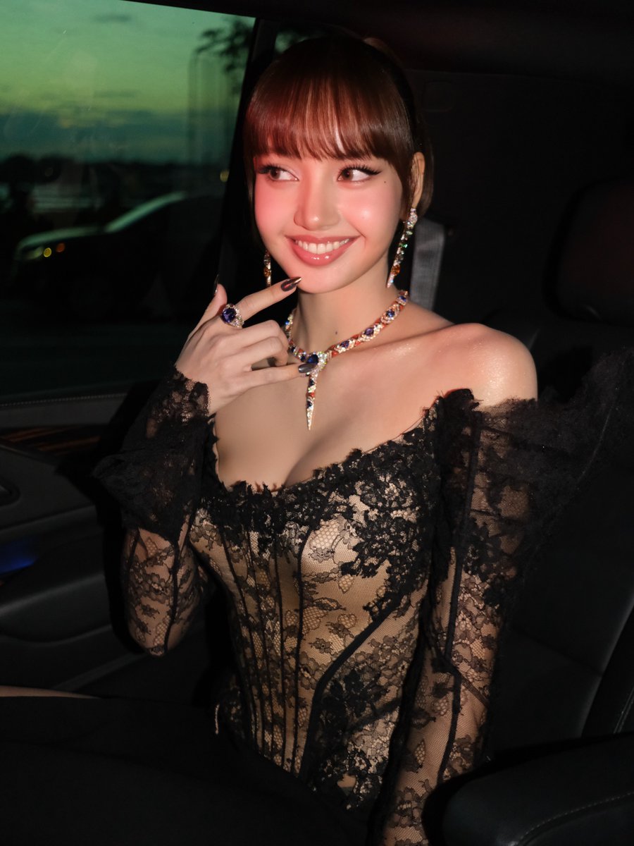 blckpinkpic's tweet photo. LISA IS SO PRETTY https://t.co/HXfdotKvq7