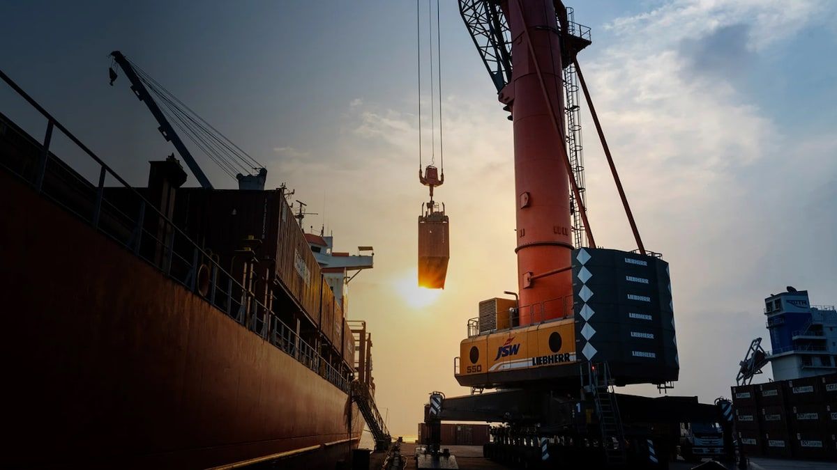 CNBCTV18News's tweet photo. #JSWInfrastructure gets LOI to set up #InlandContainerDepot in #Karnataka's #Ballari
@jpullokaran
https://t.co/FHprQeXQXi https://t.co/WC5YgNvp9h