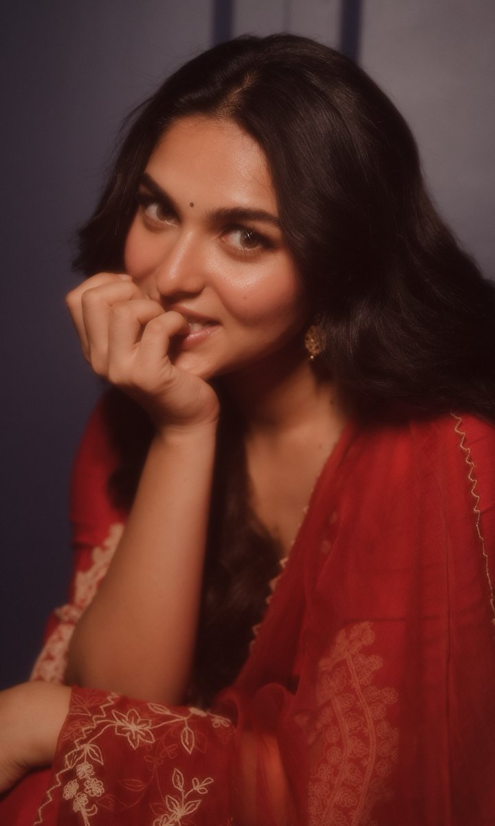 INDACTRESSPIC's tweet photo. When the dress is fire and the smile is even hotter. Kayadu Lohar in red.
#KayaduLohar https://t.co/vmVdFpCyMp