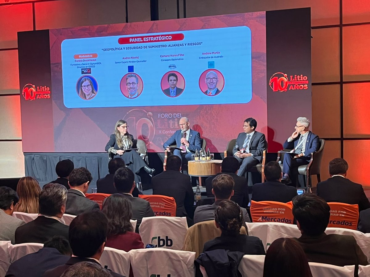 AusEmbCL's tweet photo. 🇦🇺🇨🇱“La Experiencia chilena demuestra que estar abierto a proveedores internacionales de calidad no debilita las capacidades nacionales, sino que ayuda a desarrollarlas”, dijo el Embajador Andrew Martin en el #ForodelLitio2026. 
👉Más en @mineriachilena: https://t.co/cU4axD6NDQ https://t.co/saAQgsPwd9