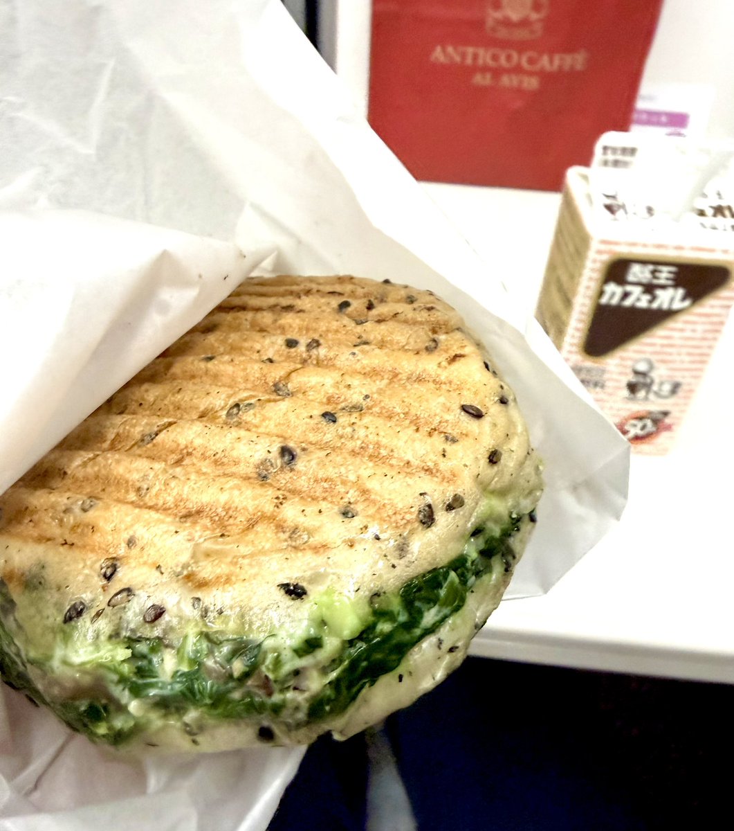 cholesterol_ha's tweet photo. 出張で美味しいもの食べすぎた定期
トドメのスピナッチサンドおいしかた😭

明日からまた頑張るぞー https://t.co/G18X3dX8Wl