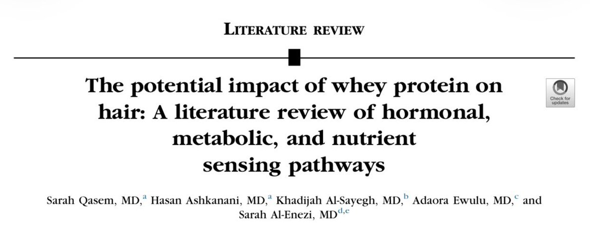 AntelmPujol's tweet photo. 🚨 ¿LA PROTEÍNA WHEY TE HACE PERDER PELO?

Una nueva revisión de 2026 pone los números sobre la mesa:

🥛 50 g/día de whey durante 12 semanas → NO ↑ IGF-1 ni andrógenos.
💪 1,8 g/kg/día durante 8 semanas → testosterona dentro de rangos fisiológicos.
👨‍🦲 En atletas: 0 diferencias en caída del pelo entre whey y controles.

Y lo más importante: 0 ensayos clínicos han demostrado que la whey provoque alopecia.

Puede modificar insulina/mTOR y, teóricamente, la sensibilidad folicular en predispuestos, pero la evidencia clínica actual NO demuestra que tomar whey te deje calvo.