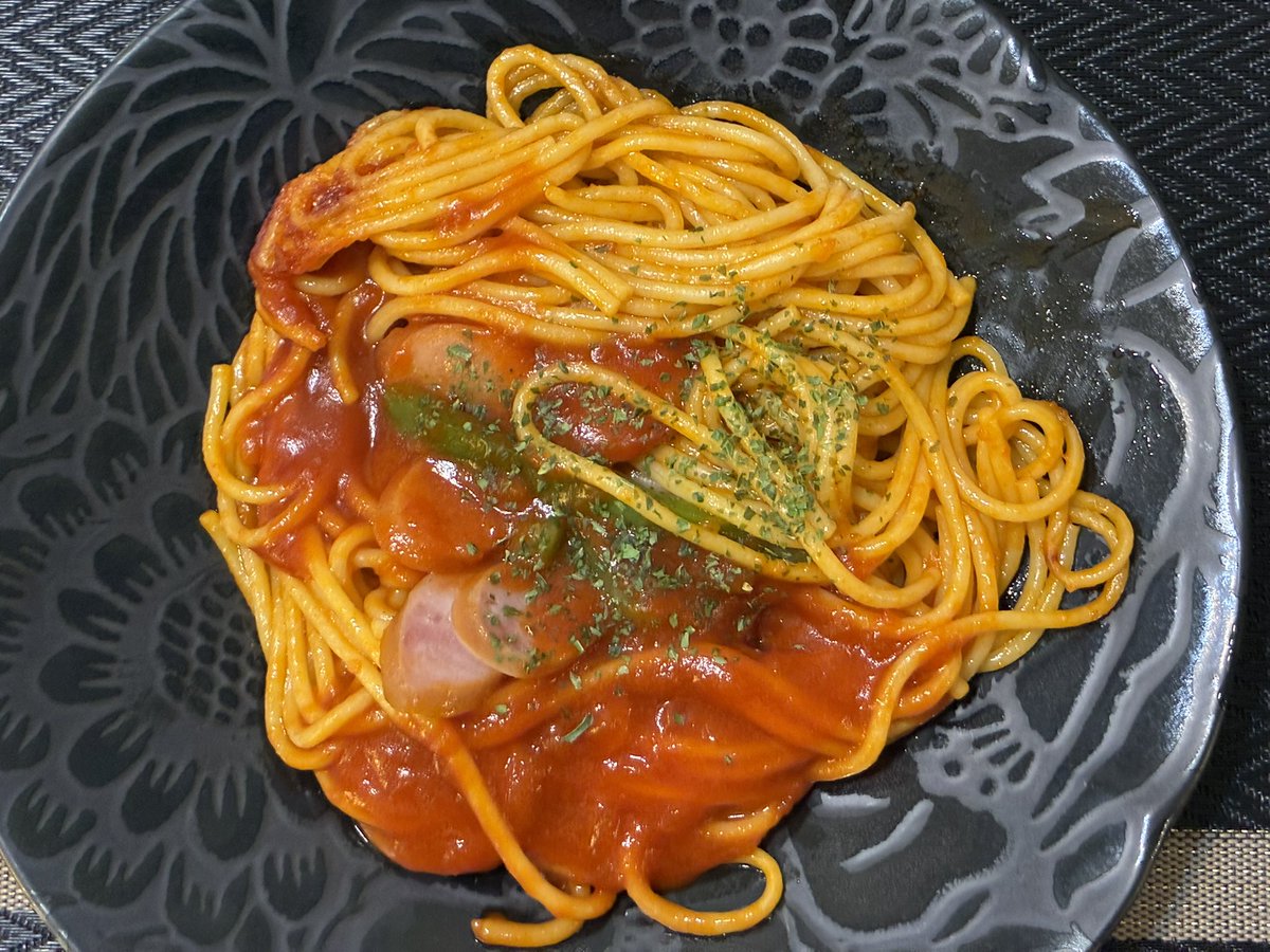 MikiIto3's tweet photo. 今日は残業。患者さんがめちゃくちゃ多かったです。
先程帰宅して夕ご飯。ナポリタン。 https://t.co/ytxw8ffZ6Z