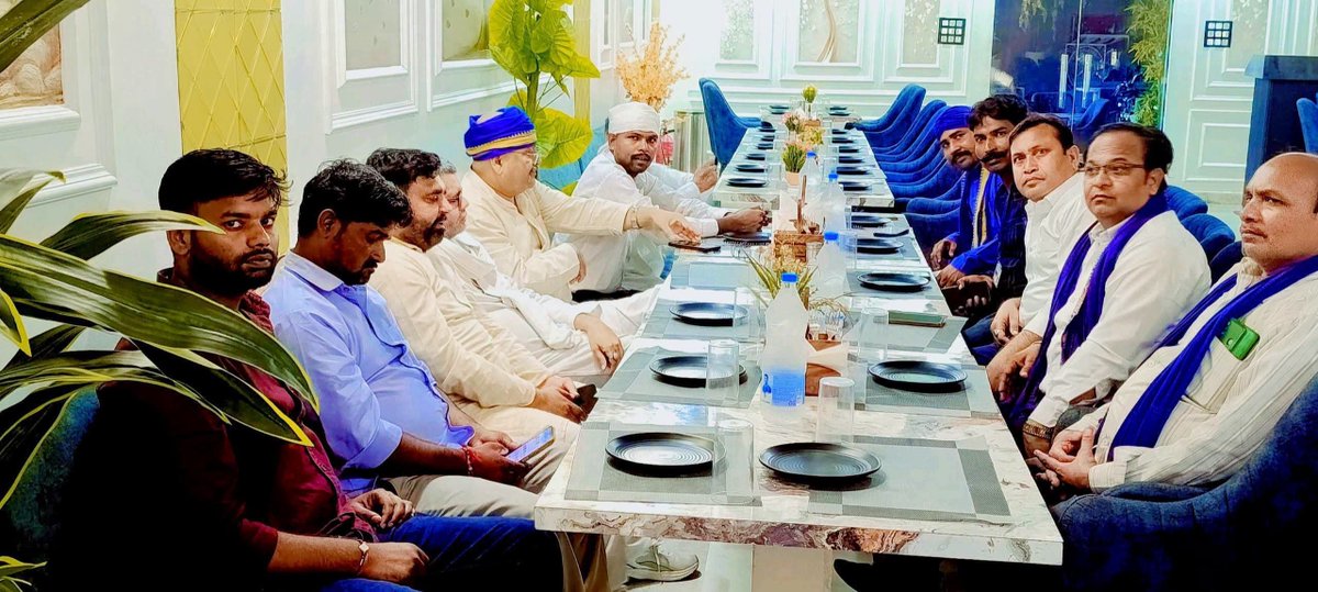 bhimarmy_HOD's tweet photo. मैनपुरी में मृतक छात्र वंश को न्याय दिलाने हेतु विशाल जन आंदोलन करने हेतु विशेष रणनीति तैयार करते हुए कांग्रेस एवं भीम आर्मी के वरिष्ठ पदाधिकारी ....
#एडवोकेट_विजय_कुमार_आजाद
राष्ट्रीय अध्यक्ष_भीम आर्मी भारत एकता मिशन https://t.co/SHEFMgCAk1