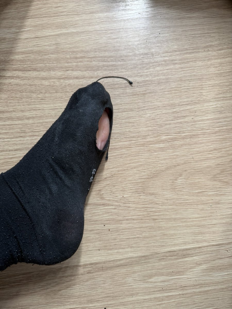 MasterC_08's tweet photo. Welke loser komt deze sok afhalen na een lange werk dag 

#socks #worn #findomnl #findom #footslave #sub https://t.co/1jW39SkYPy
