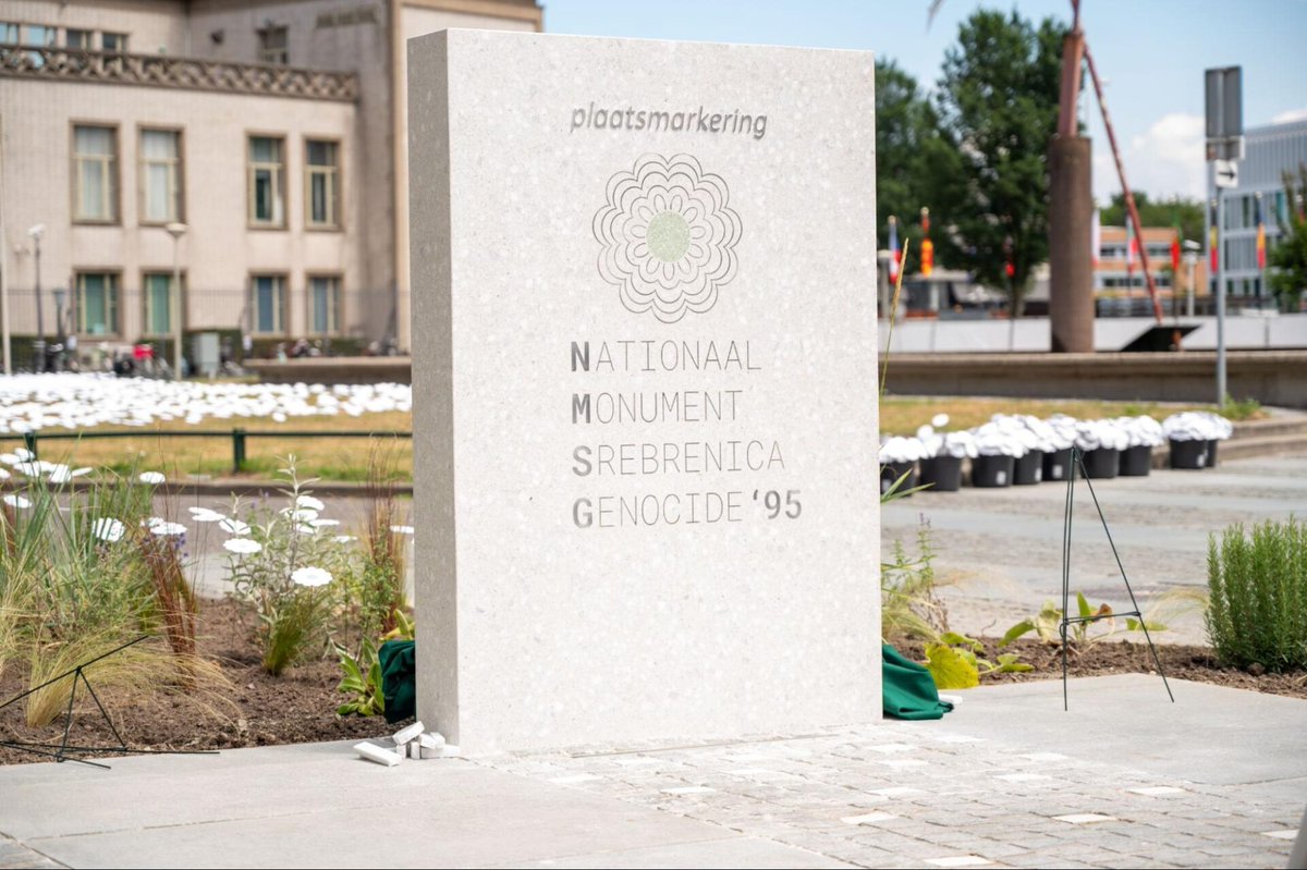BalkanDiskurs's tweet photo. Trideset godina nakon genocida u Srebrenici, u julu 2025. u Hagu je otkriven privremeni spomenik žrtvama. Ove godine postavljen je 31. kamen, po jedan za svaku godinu. 

🔗Više u našem tekstu: https://t.co/xDUMb5DVKi

#BalkanDiskurs #bdyouth #pcrcbih 🇳🇱 🇧🇦 https://t.co/0LeZ4DYzkP