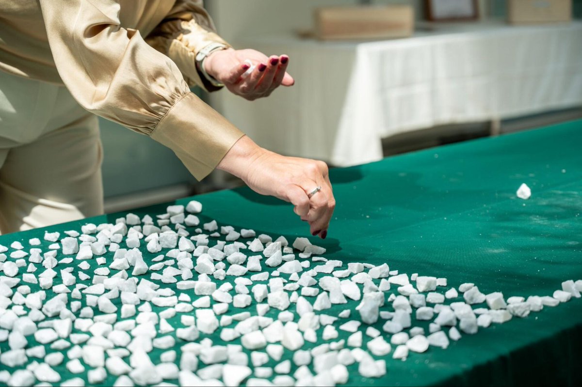 BalkanDiskurs's tweet photo. Trideset godina nakon genocida u Srebrenici, u julu 2025. u Hagu je otkriven privremeni spomenik žrtvama. Ove godine postavljen je 31. kamen, po jedan za svaku godinu. 

🔗Više u našem tekstu: https://t.co/xDUMb5DVKi

#BalkanDiskurs #bdyouth #pcrcbih 🇳🇱 🇧🇦 https://t.co/0LeZ4DYzkP