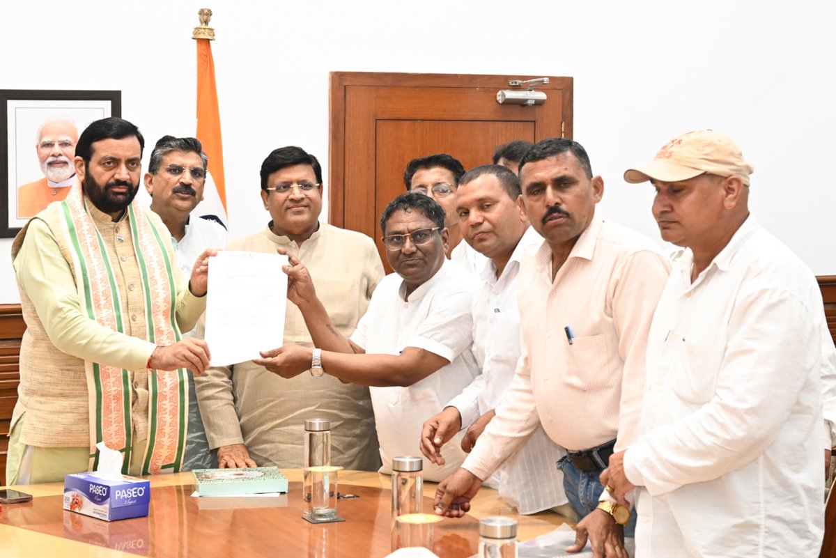 cmohry's tweet photo. हरियाणा में सफाई कर्मचारियों की हड़ताल समाप्त।

मुख्यमंत्री श्री @NayabSainiBJP से मुलाकात के बाद सफाई कर्मचारियों ने अपनी हड़ताल समाप्त करने का ऐलान किया। https://t.co/NIizttPegc