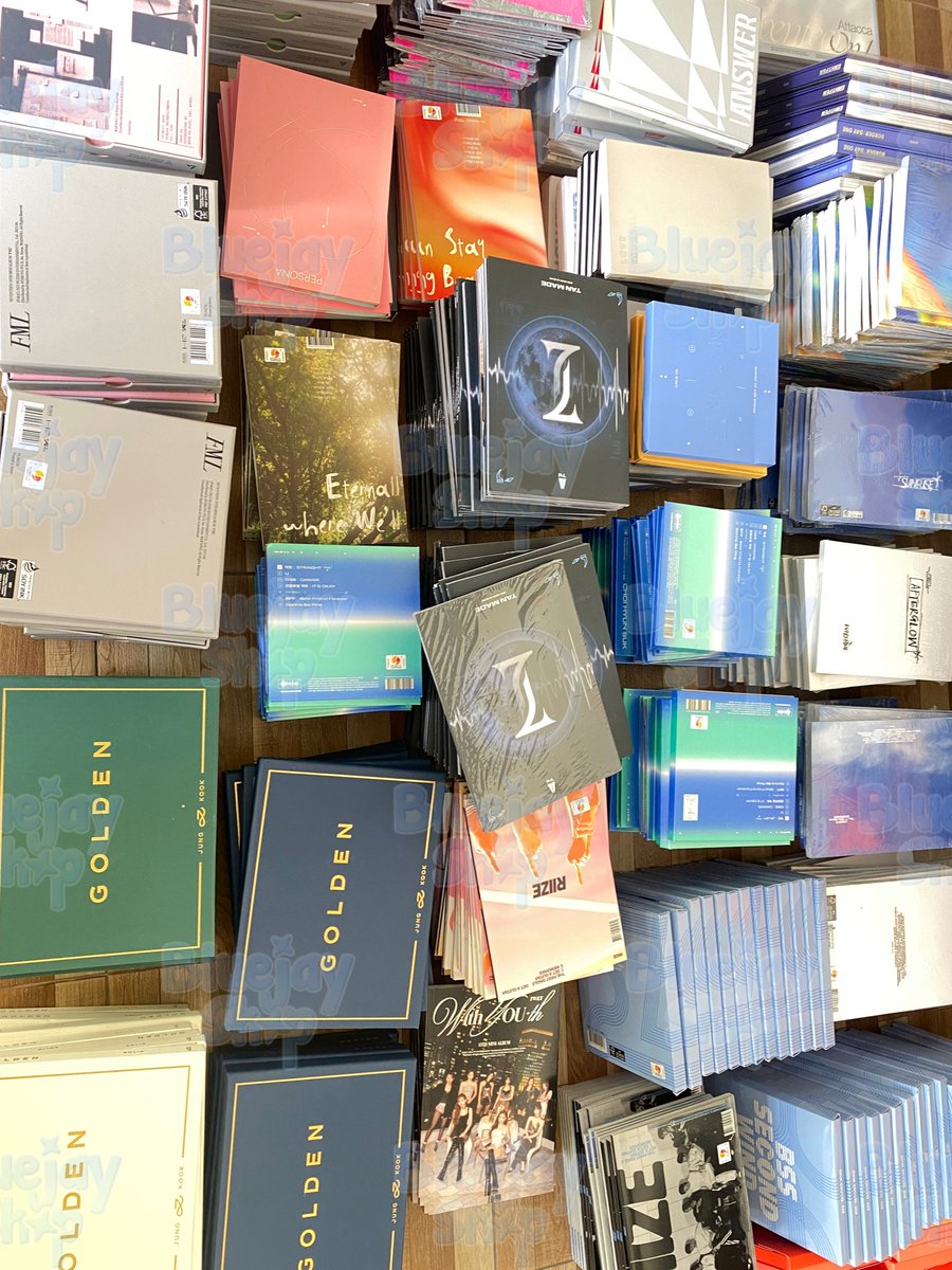 bluejayshop's tweet photo. #Bluejayshop_GA
SURPRISE SEALED ALBUM GIVEAWAY FOR 2 WINNERS! 🥳

- follow @jewiedoodles &amp; https://t.co/fMdVyMO2pl
- like and retweet 
- reply

ends in 3 days 🚶‍♀️ https://t.co/KSY88yQc9M