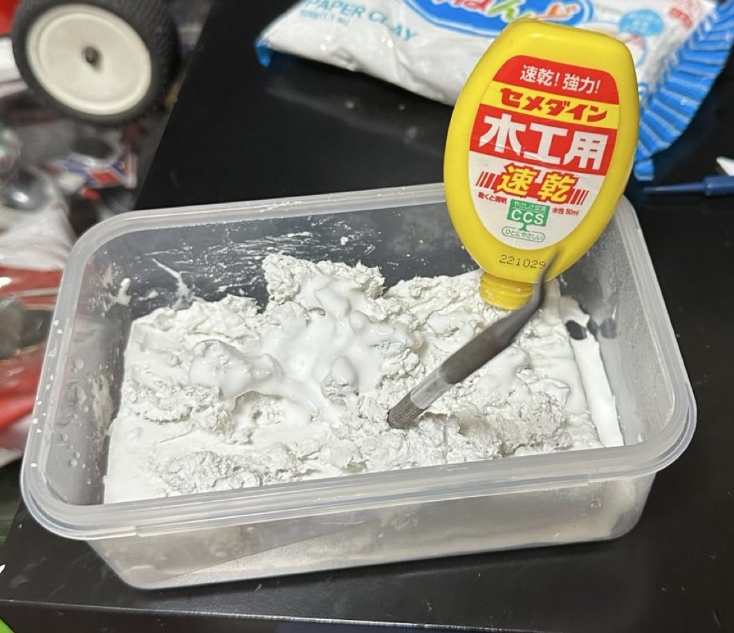 yyfCZXK5hqus7bP's tweet photo. 紙粘土は木工用ボンドを混ぜると
化ます‼️

乾燥後の強度が上がって
毛羽立ちとひび割れも抑えられます‼️ https://t.co/QlEP3BFoID