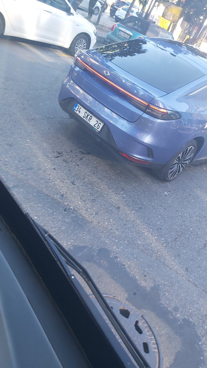CEVAHIRI's tweet photo. Kanyon ışıklarda 500T yi sıkıştırıp önüne geçerek duran yol vermeyen araç
@istanbul_EGM https://t.co/OttJb8OaCA