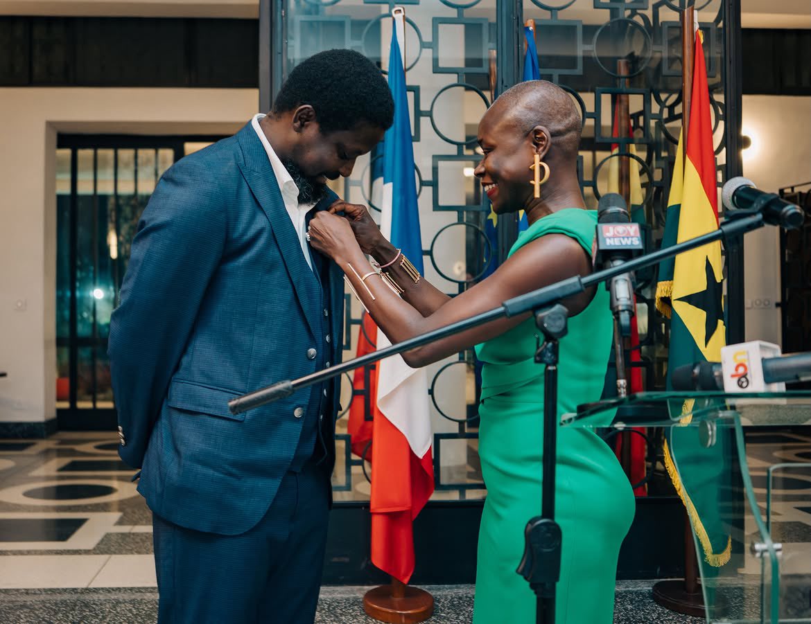 AmeyawTV's tweet photo. Ibrahim Mahama was decorated with the insignia of Chevalier de l’Ordre des Arts et des Lettres by H.E. Mrs. Diarra DIMÉ LABILLE Ambassador of France to Ghana The award recognizes Ibrahim’s significant contributions to the arts, literature, and the sustenance of these fields

📸: @cyril_nii_mettle
