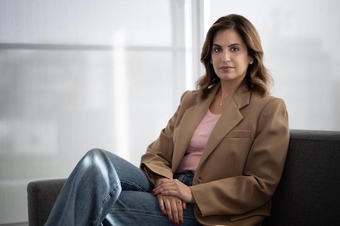 Menard_off's tweet photo. La liberté s’appelle @SoMabrouk 
Dans un communiqué aux relents de politburo des années 80, le SNJ et la CGT attaquent d’une façon odieuse la journaliste Sonia Mabrouk.
Celle-ci est accusée de « déshonorer la profession » et de favoriser « l’extrême-droite » sur les antennes de BFMTV. Des termes grandiloquents pour une pensée minuscule.
Concernant le déshonneur, je sais bien que ces syndicats sont particulièrement connaisseurs du sujet. Ce qu’ils ont contribué à faire de cette noble profession en est la preuve. Quant à « l’extrême-droite » où ils cataloguent jusqu’à Bruno Retailleau, un gaulliste intransigeant, ils en ont tellement galvaudé le terme que plus rien n’a de sens.
Sonia Mabrouk est une journaliste exigeante dont j’apprécie le travail depuis des années. Son ouverture d’esprit, c’est vrai, sa manière de respecter ses interlocuteurs, tout cela peut étonner dans une époque où la moquerie, la grossièreté et le relativisme absurde ont gangrené depuis longtemps le paysage audiovisuel.
Oui, c’est pour moi un honneur que d’être son invité régulier.
Mais je n’ose imaginer ce pourquoi elle subit cette offensive ciblée. Sonia Mabrouk a plusieurs « défauts » aux yeux de ces tenants du désordre moral. C’est une femme, libre, qui essaie de comprendre le monde dans sa complexité. Non pas en restant calfeutré dans le petit bunker de l’entre-soi progressiste, mais en ouvrant les fenêtres sur le grand large, en ne refusant aucun débat de société, en ne fusillant pas d’avance les hommes et femmes politiques dits conservateurs.
Pour ces militants de l’intolérance qui rêvent sans doute d’une profession entièrement soumise à Mélenchon, Sonia Mabrouk est une insupportable anomalie, un bug dans la matrice. Elle est le visage et la douceur qui les renvoient à leur naphtaline intellectuelle. Elle le fait en plus avec talent et avec le sourire !
Cette nouvelle polémique survient peu de temps après celle qui vise Charles Sapin sur France Inter. Ce que je pense, c’est que leur citadelle de conformisme est assiégée et ils en sont désespérés. Le SNJ et la CGT n’ont pas compris que leur époque est révolue. Ils n’ont pas compris que ce qui fait la beauté et la grandeur du métier de journaliste, c’est justement de permettre à toutes les opinions d’avoir la possibilité de s’exprimer. C’est de prendre à bras-le-corps la complexité du monde, d’avoir l’ardeur et le courage d’être face à des courants contraires, d’être capable de penser contre soi-même. A la tête de Reporters sans frontières, j’ai mené ce combat pour la liberté pendant 25 ans. Sonia Mabrouk apporte une bouffée d’air frais à ce métier qui est intrinsèquement lié à la liberté de penser. La violence de ce qu’elle subit révèle ce que sont ses pourfendeurs : des Béria en fin de course.