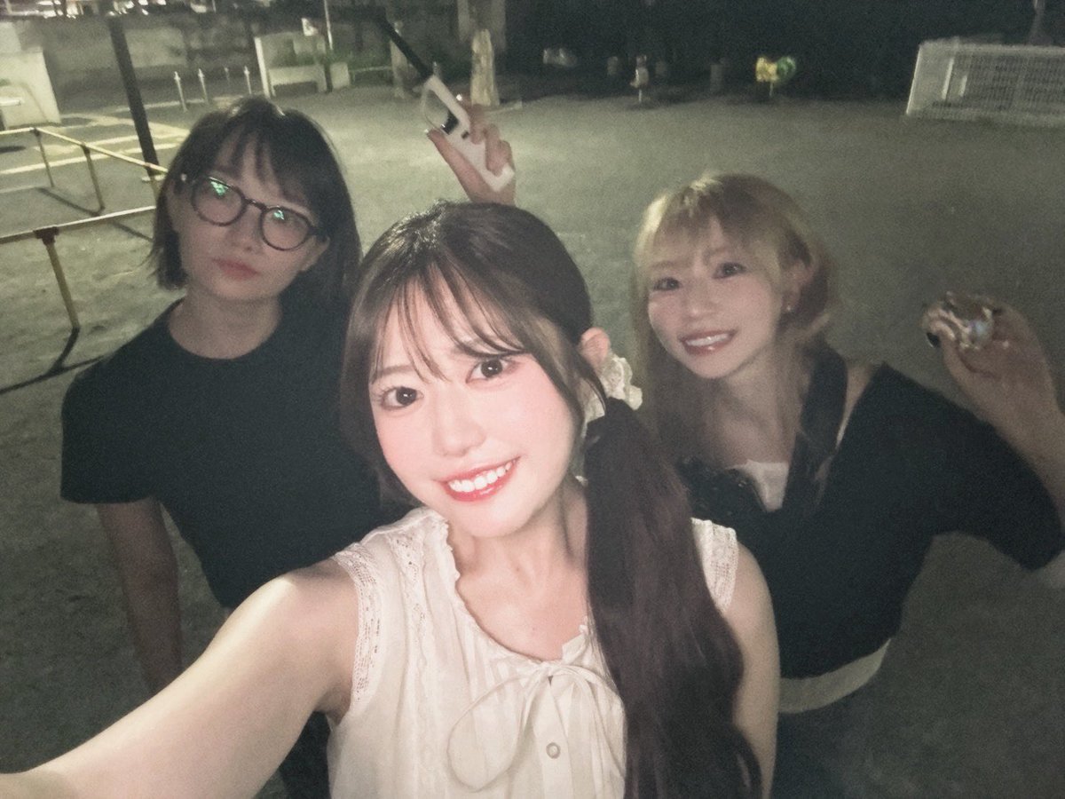 h_maki_official's tweet photo. 夏の思い出
田辺留依さん、千菅春香さんとカメラ会📸 https://t.co/gaUK3YR9Pq