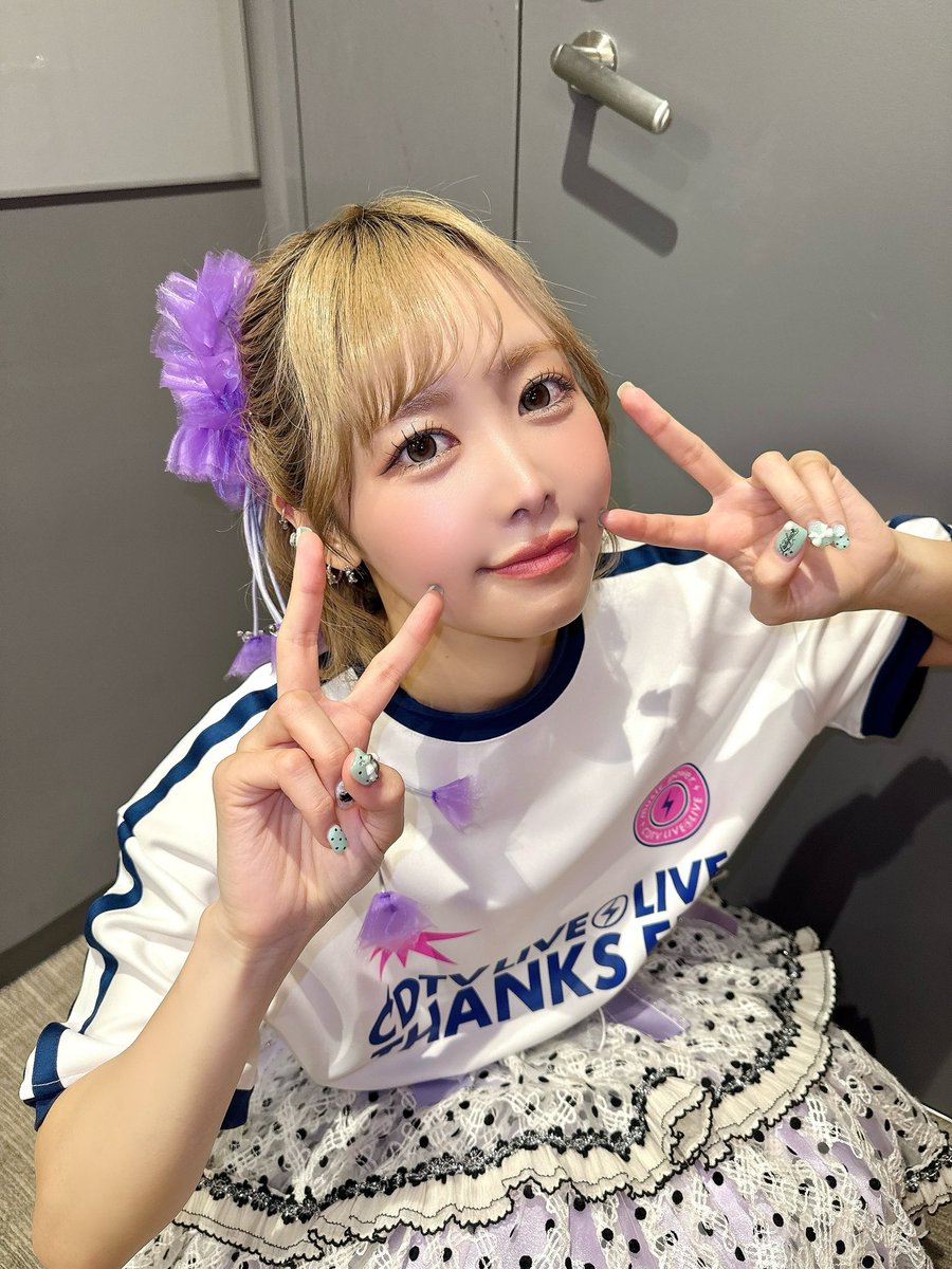 luna_fz0703's tweet photo. ありがぴでした❕
みんなでたくさんわちゃわちゃできて楽しかったです(⌒ ͜   ⌒)💟
みんなでフォー！！て飛んだのも楽しかた！！
Juice=JuiceさんとNiziUさんとわちゃわちゃたのしかたあああ💟

#CDTVライブライブ https://t.co/02qlnK6DAq