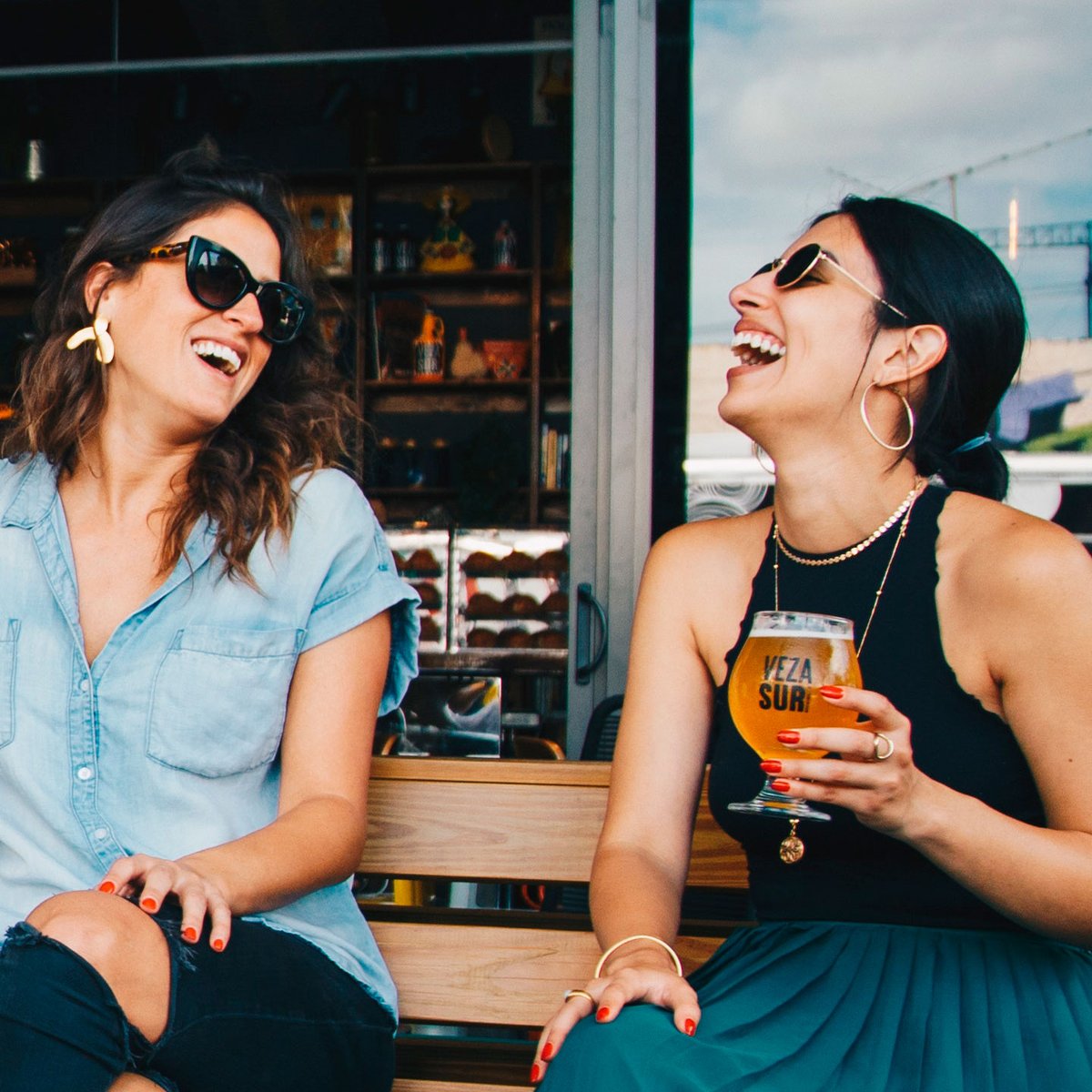 Preventiva_Seg's tweet photo. Hay viernes que piden grandes planes. Y otros que solo necesitan buena compañía y ninguna prisa. 💙 Una conversación que empieza con “solo me quedo un rato” y termina horas después. ✨ #MomentosExpertosEnVivir https://t.co/0RPQqypxRx
