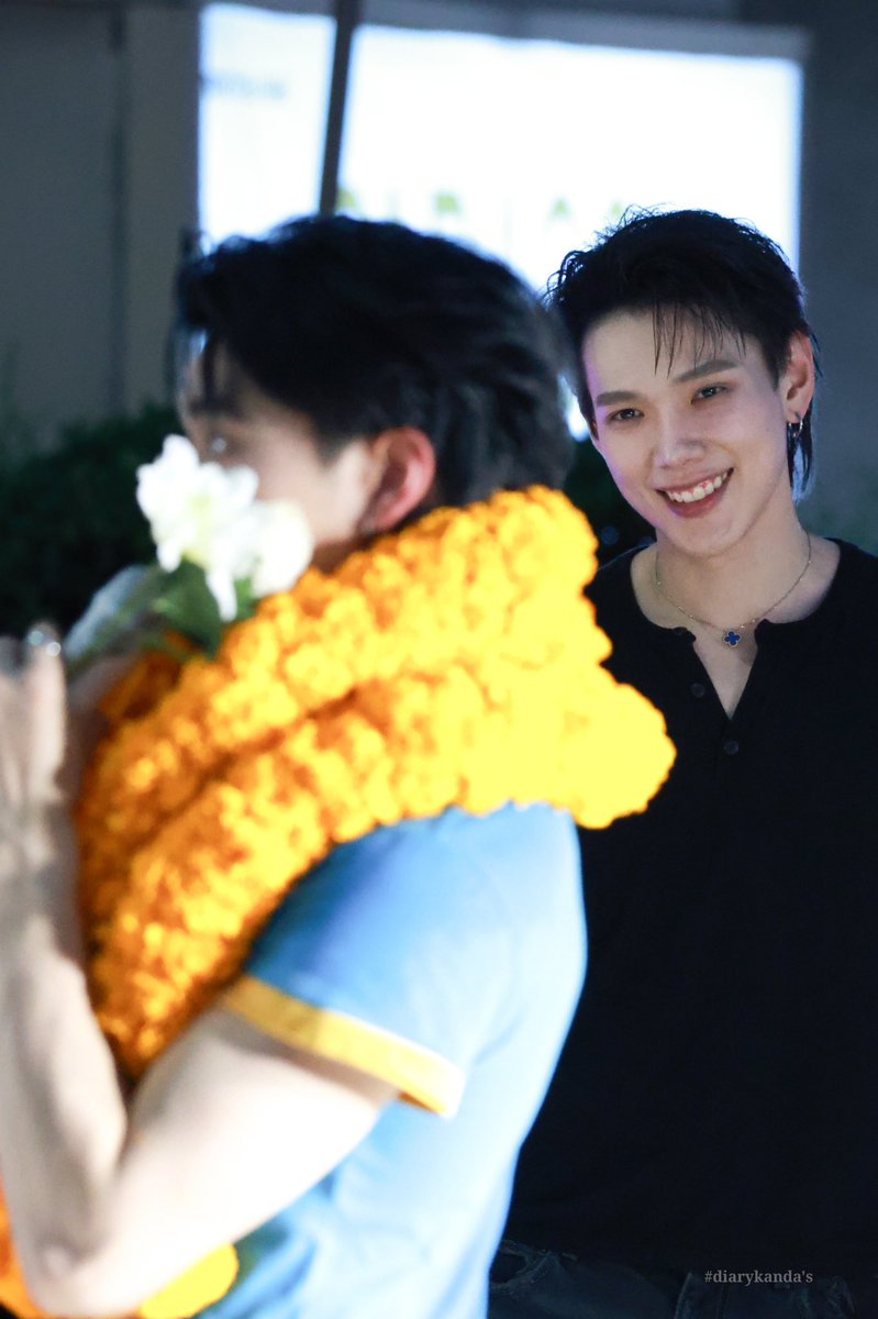 altheaswvnt4les's tweet photo. two different busking days, two separate moments, but somehow they share the same gentle, affectionate expression. so fond, so full of love 🥹💖 https://t.co/19ODanTl8j