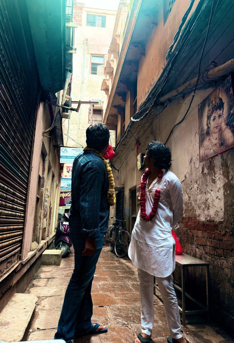 TajVishwa's tweet photo. तंग गलियाँ, पुरानी दीवारें, गंगा का किनारा|
#banaras https://t.co/1CKQV2ADsQ