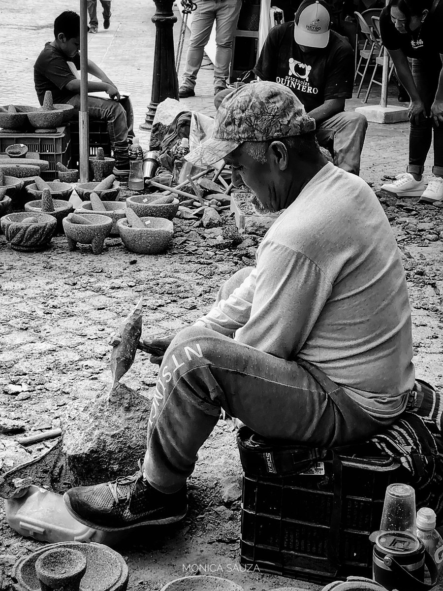 mosave_87's tweet photo. Para liquidar a los pueblos se empieza por privarlos de la memoria. Destruyen tus libros, tu cultura, tu historia. Y alguien más escribe otros libros, les da otra cultura, inventa otra historia...⬇️

#comonfort #guanajuato #pueblomagico #bnwphotography #artesano #molcajetes https://t.co/lSzHfzEAck