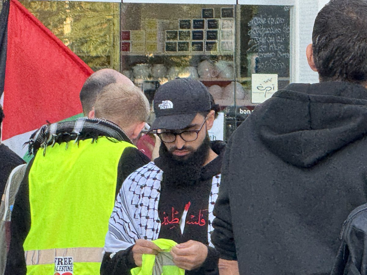 LoveGuerillero's tweet photo. #Bonn #bn1009 
#ShanaTova שנה טובה🍎🍯✡️
#53Antisemitenfrei
#EndJewHatred 
#GegenJedenAntisemitismus 
#BringHopeNow 
#ZirkusPaliGalli 
#FreeGazaFromHamas
Jonas Schmidt und Köln Seeberger waren ebenfalls wieder vor Ort https://t.co/fQfPB7C5WH