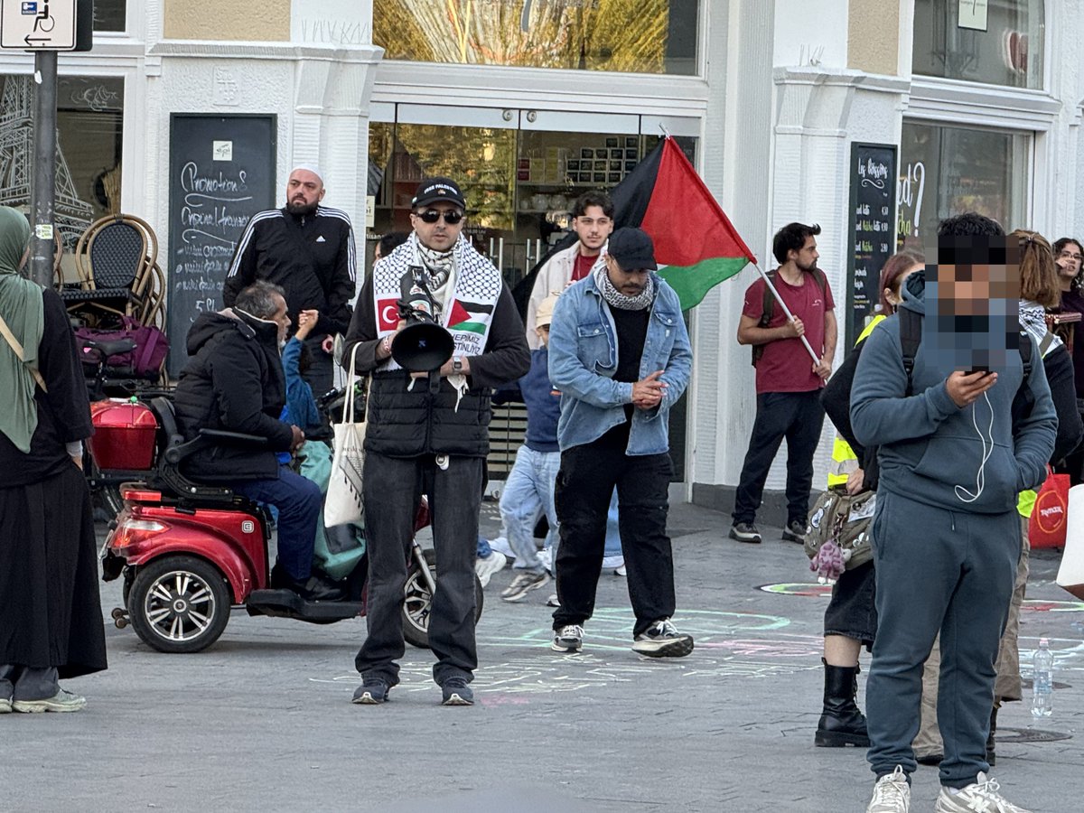 LoveGuerillero's tweet photo. #Bonn #bn1009 
#ShanaTova שנה טובה🍎🍯✡️
#53Antisemitenfrei
#EndJewHatred 
#GegenJedenAntisemitismus 
#BringHopeNow 
#ZirkusPaliGalli 
#FreeGazaFromHamas
Jonas Schmidt und Köln Seeberger waren ebenfalls wieder vor Ort https://t.co/fQfPB7C5WH